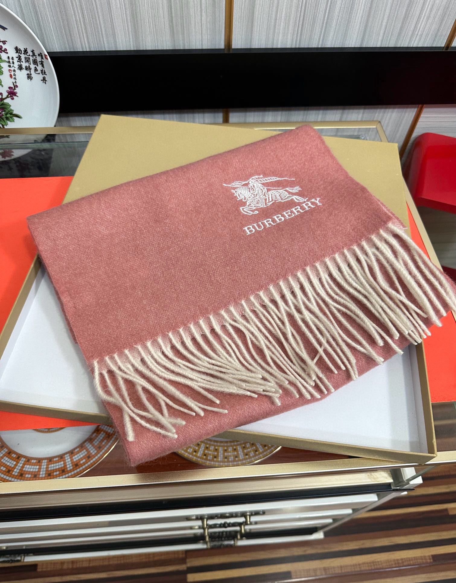 。 巴宝莉【刺绣战马】2025 最新款男女通用情侣款👫重磅推荐💥 经典的格子，永不过时。非常保暖柔软亲肤