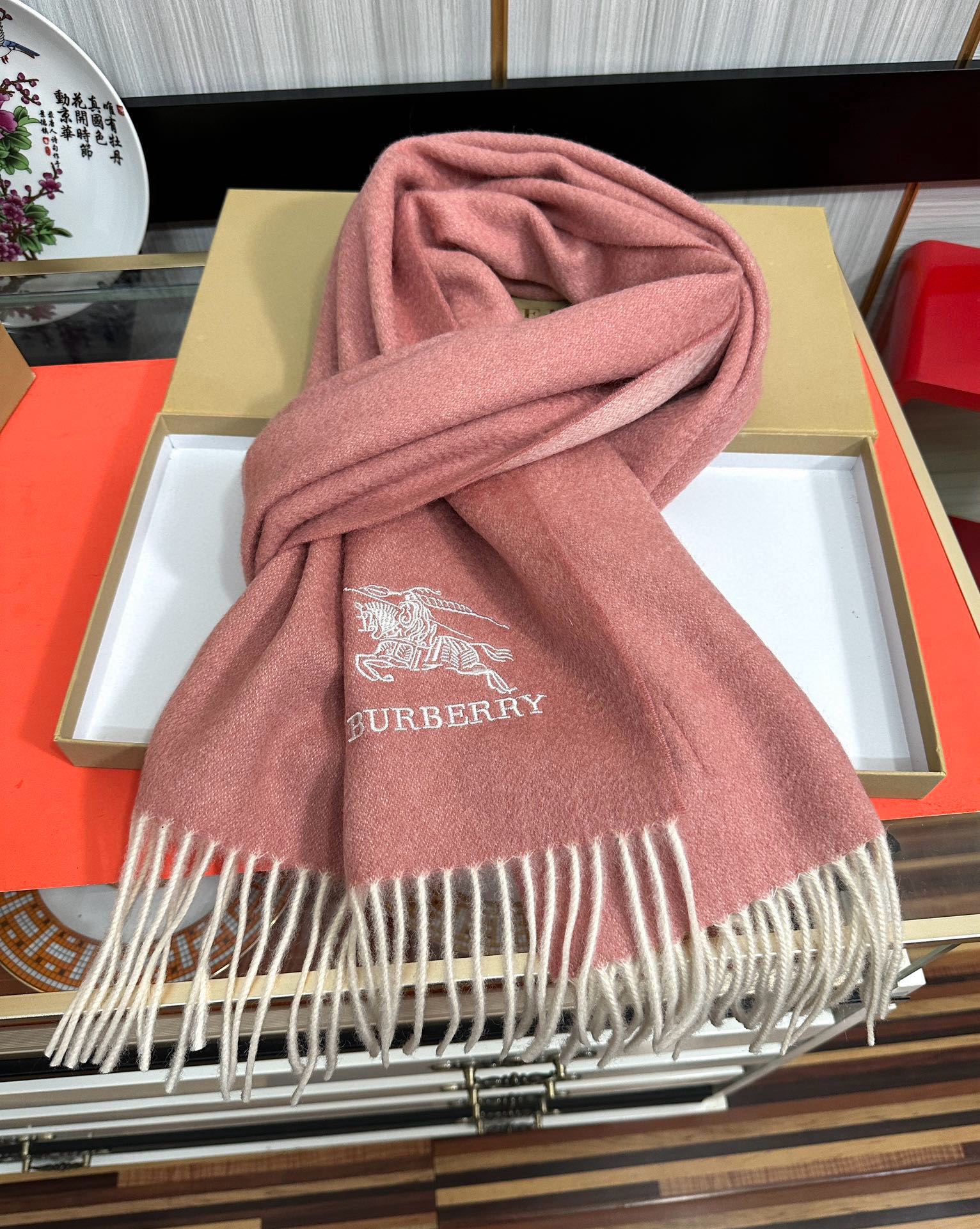 。 巴宝莉【刺绣战马】2025 最新款男女通用情侣款👫重磅推荐💥 经典的格子，永不过时。非常保暖柔软亲肤