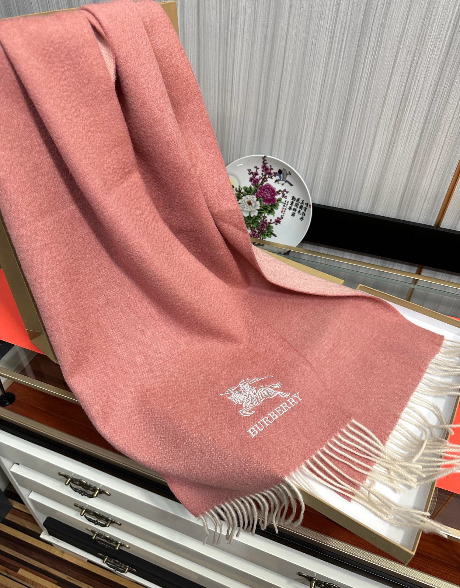 。 巴宝莉【刺绣战马】2025 最新款男女通用情侣款👫重磅推荐💥 经典的格子，永不过时。非常保暖柔软亲肤