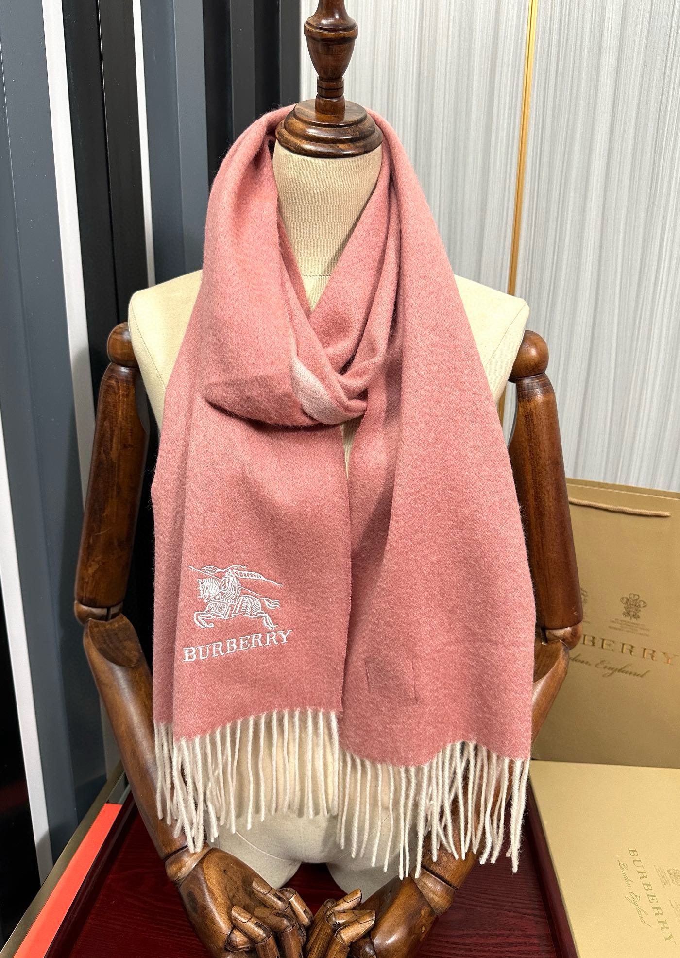 。 巴宝莉【刺绣战马】2025 最新款男女通用情侣款👫重磅推荐💥 经典的格子，永不过时。非常保暖柔软亲肤