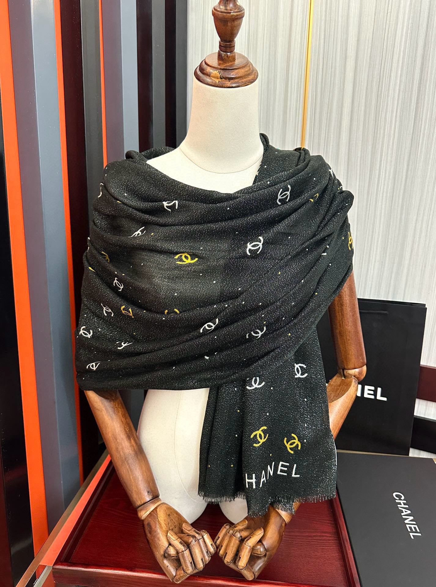 上新香奈儿2025 银丝的会玫瑰顶级设计太美了，真心赞👍【羊绒长巾】😘💍实物真心美 🎀披肩配以印花💓💃🏻