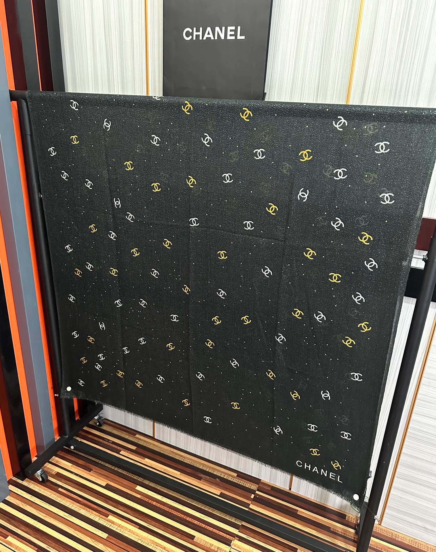 上新香奈儿2025 银丝的会玫瑰顶级设计太美了，真心赞👍【羊绒长巾】😘💍实物真心美 🎀披肩配以印花💓💃🏻