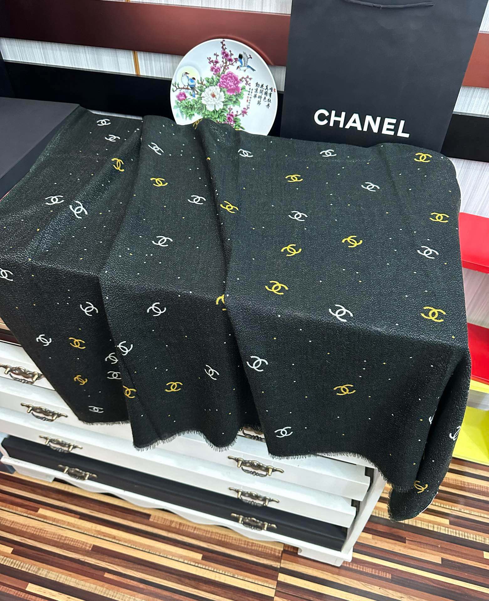 上新香奈儿2025 银丝的会玫瑰顶级设计太美了，真心赞👍【羊绒长巾】😘💍实物真心美 🎀披肩配以印花💓💃🏻