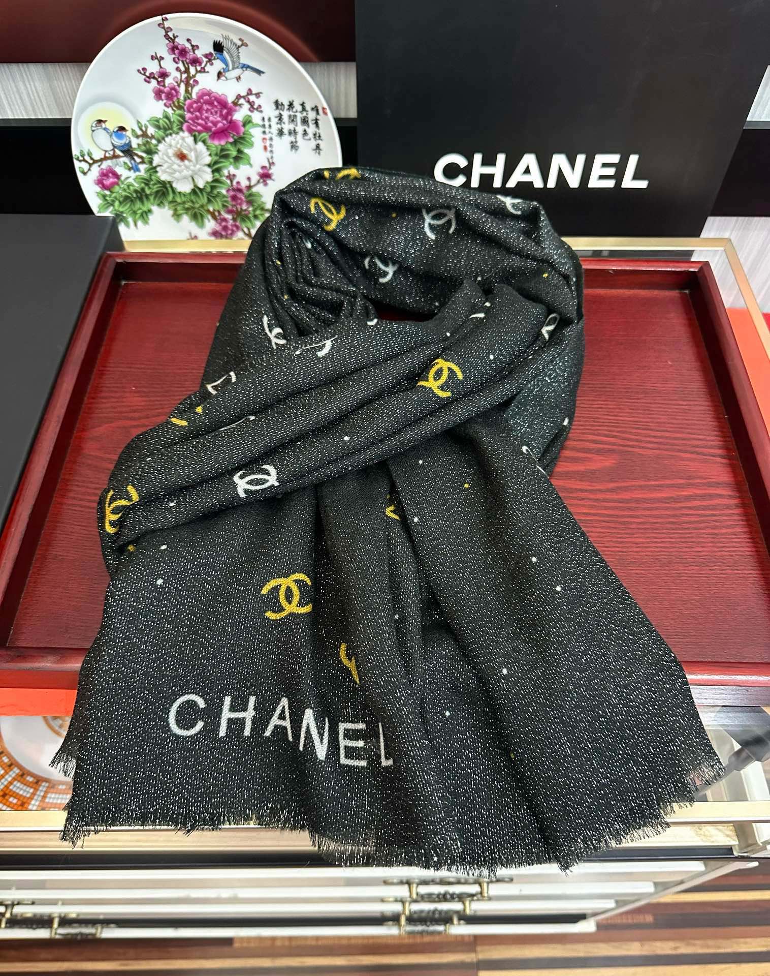 上新香奈儿2025 银丝的会玫瑰顶级设计太美了，真心赞👍【羊绒长巾】😘💍实物真心美 🎀披肩配以印花💓💃🏻