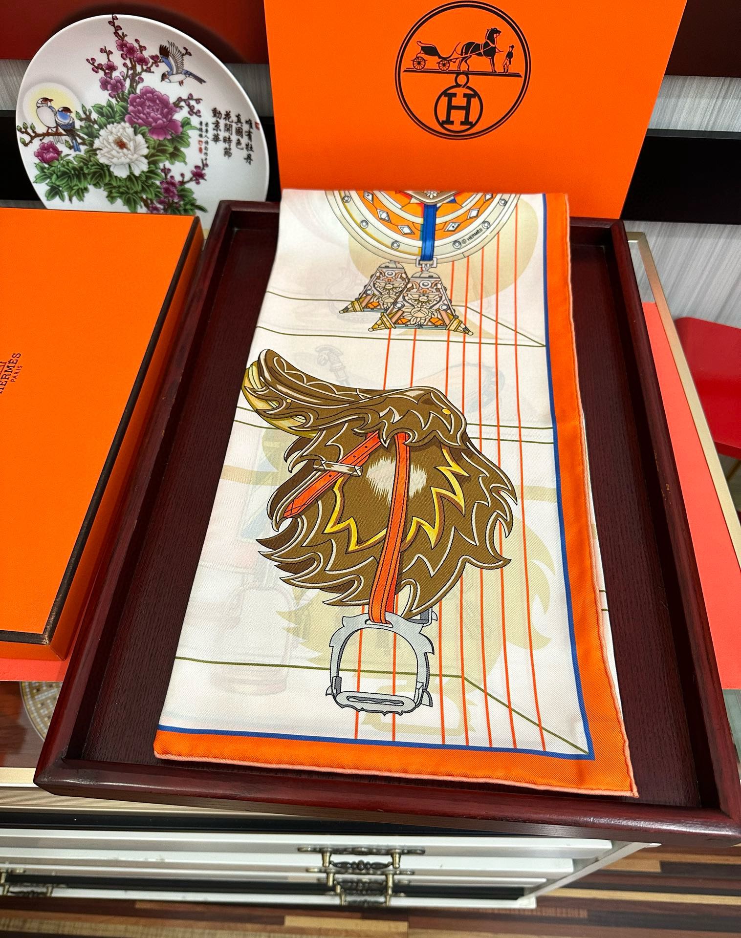 。2010HERMES 【鞍上世界】太阳精致卷边嘴唇太美了品质感很显好得意好搭到上瘾的丝巾色带着不显山不