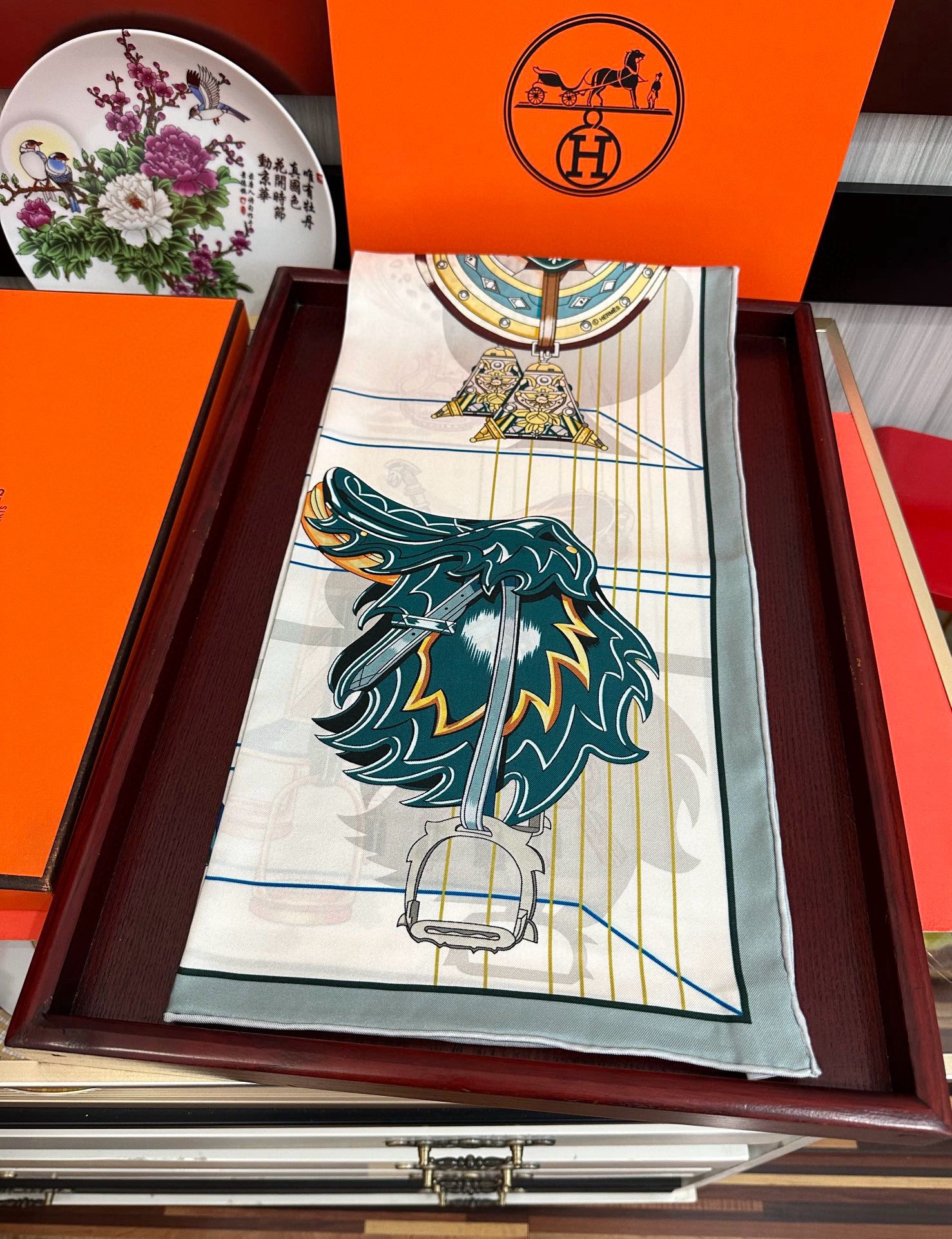 。2010HERMES 【鞍上世界】太阳精致卷边嘴唇太美了品质感很显好得意好搭到上瘾的丝巾色带着不显山不