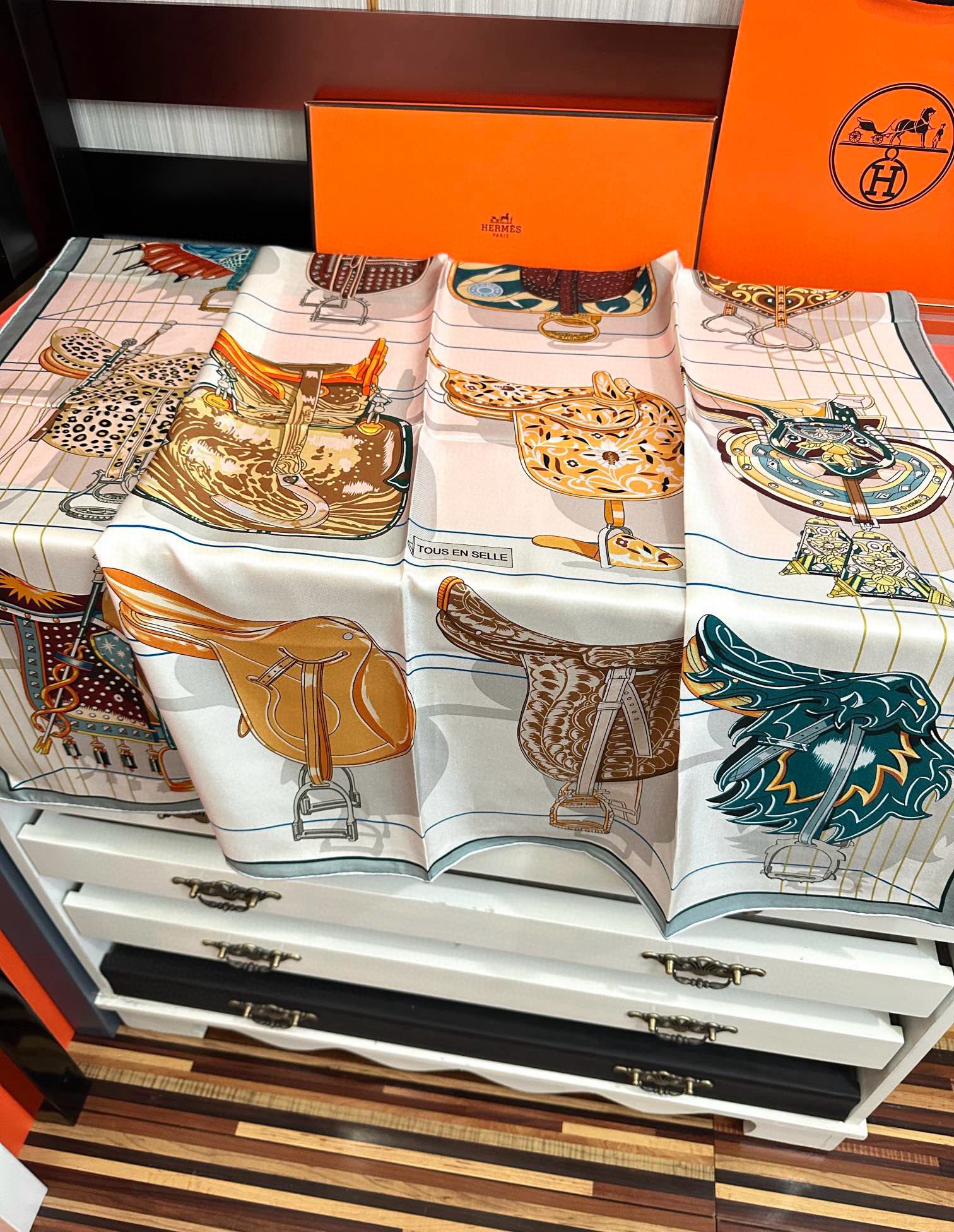 。2010HERMES 【鞍上世界】太阳精致卷边嘴唇太美了品质感很显好得意好搭到上瘾的丝巾色带着不显山不