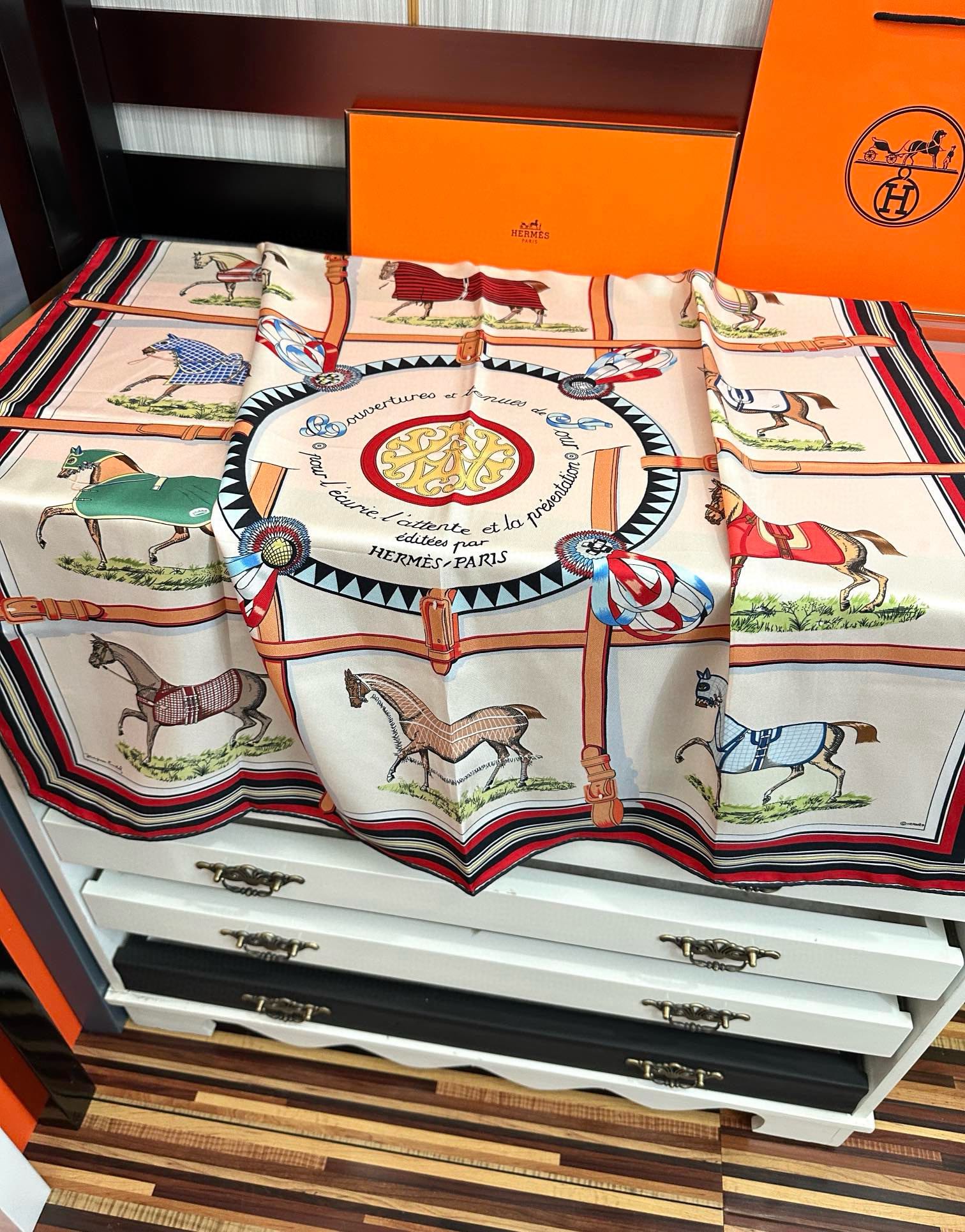 。2010爱马仕【18mm顶级真丝双面同色印花】庆祝“弩式牵引马具”90典藏方巾通过别致的经典色彩向原创