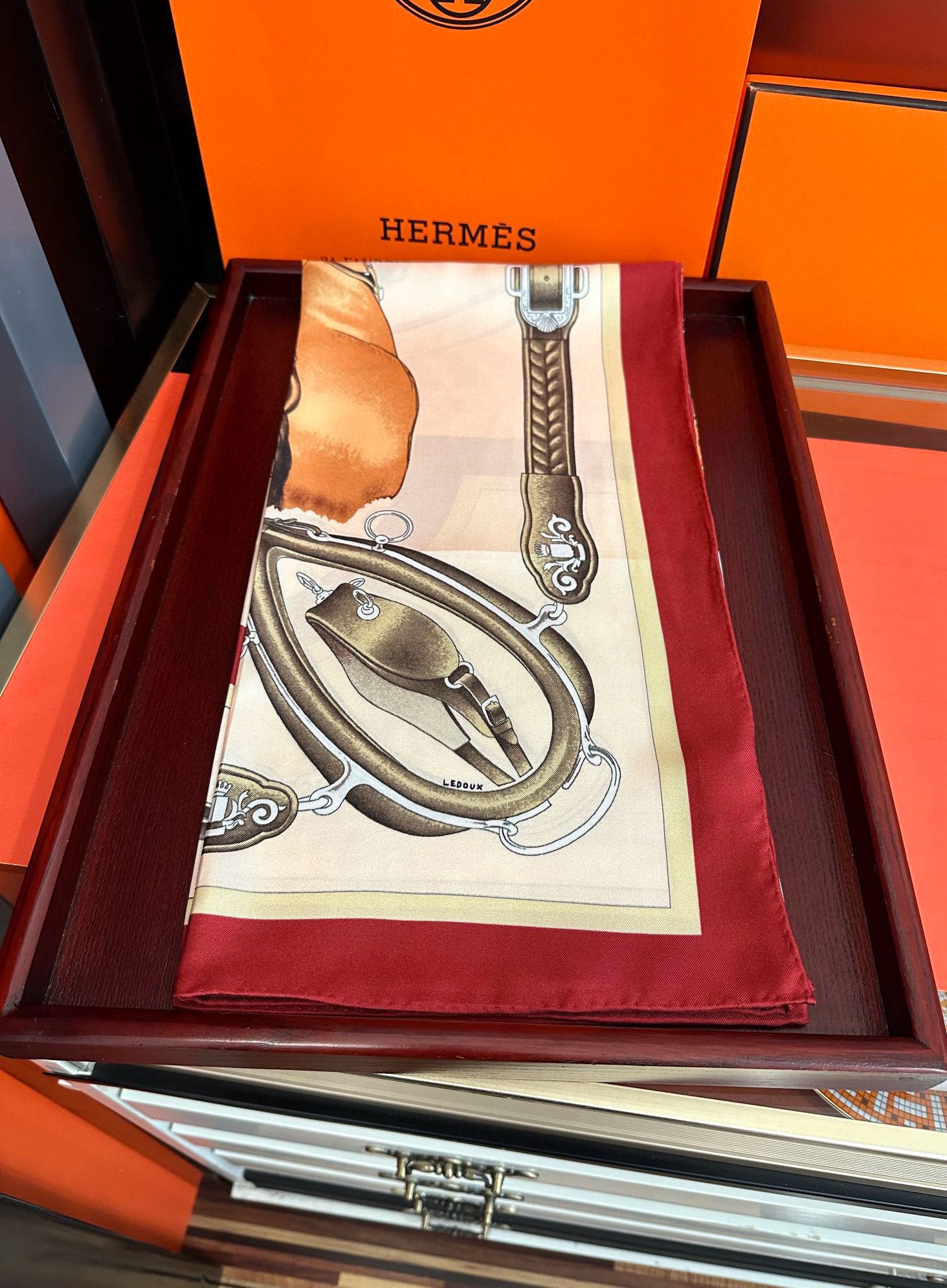 。2010爱马仕 官网同步【双面同色印花】庆祝“骏马的披挂”90典藏方巾通过别致的经典色彩向原创设计致敬