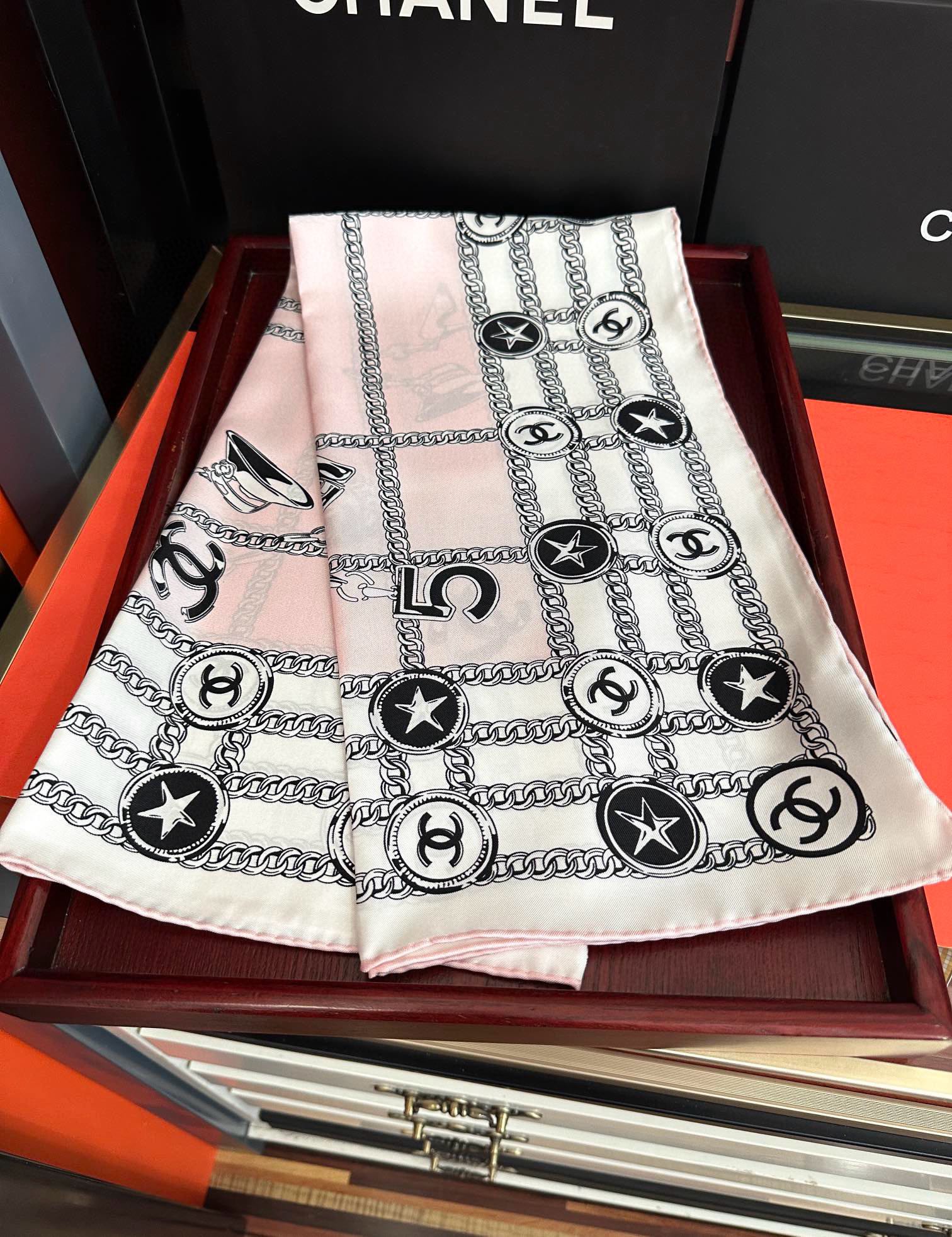 。双面同色 香奈儿18姆米 高版本👍2025春夏新款庆祝香奶奶永远都是比较经典發围上秒变高级女神色一条印