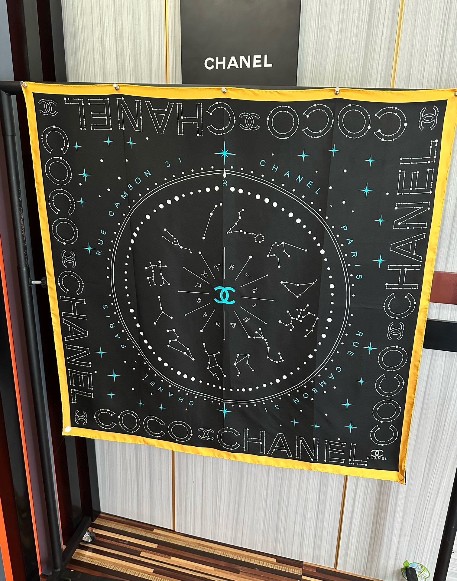  ❤️新款 香奈儿 •2025 《星座方巾》真丝斜纹绸 精致手工卷边质感高级呲牙触感柔滑庆祝将星座元素与