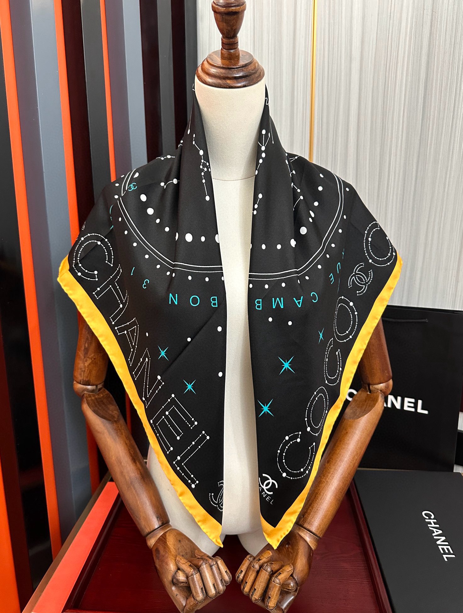  ❤️新款 香奈儿 •2025 《星座方巾》真丝斜纹绸 精致手工卷边质感高级呲牙触感柔滑庆祝将星座元素与