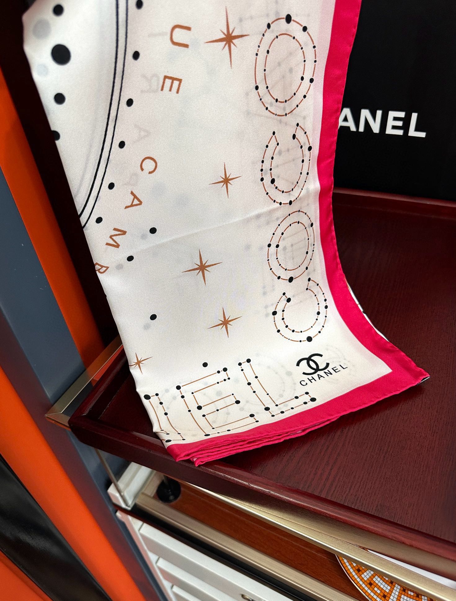  ❤️新款 香奈儿 •2025 《星座方巾》真丝斜纹绸 精致手工卷边质感高级呲牙触感柔滑庆祝将星座元素与