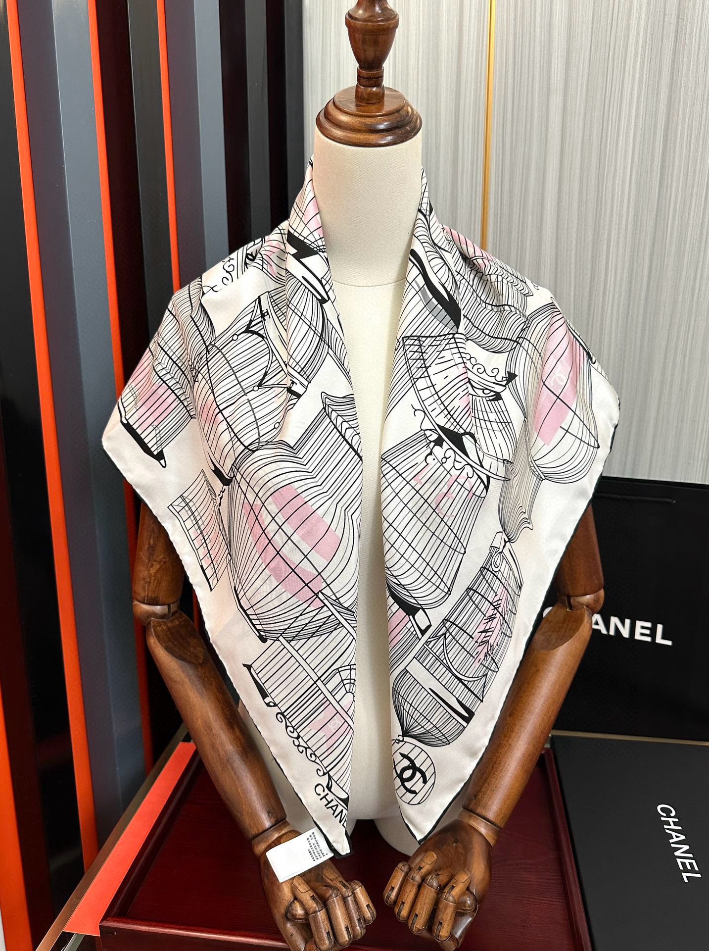 🆕2010最新款 香奈儿 顶级设计师 又一新款出货了庆祝靓女们必备款色太美了玫瑰上身效果非常美得意各种图