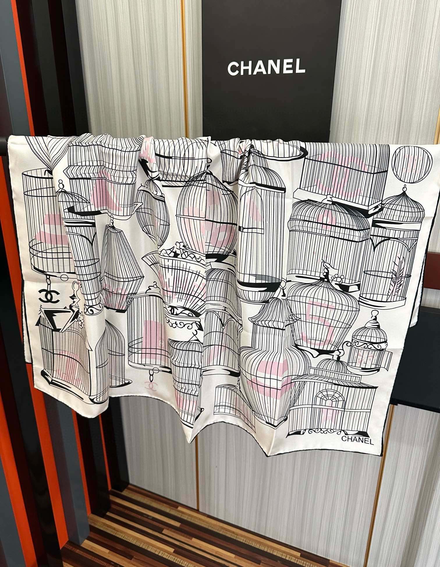 🆕2010最新款 香奈儿 顶级设计师 又一新款出货了庆祝靓女们必备款色太美了玫瑰上身效果非常美得意各种图