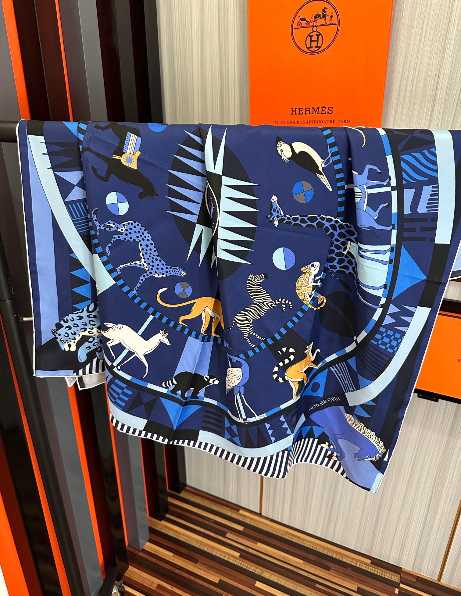🆕 2010高品质Hermes 王者之虎👍的旋转木马90CM 丝巾玫瑰
在复古风格的马戏帐篷下嘴唇一场趣