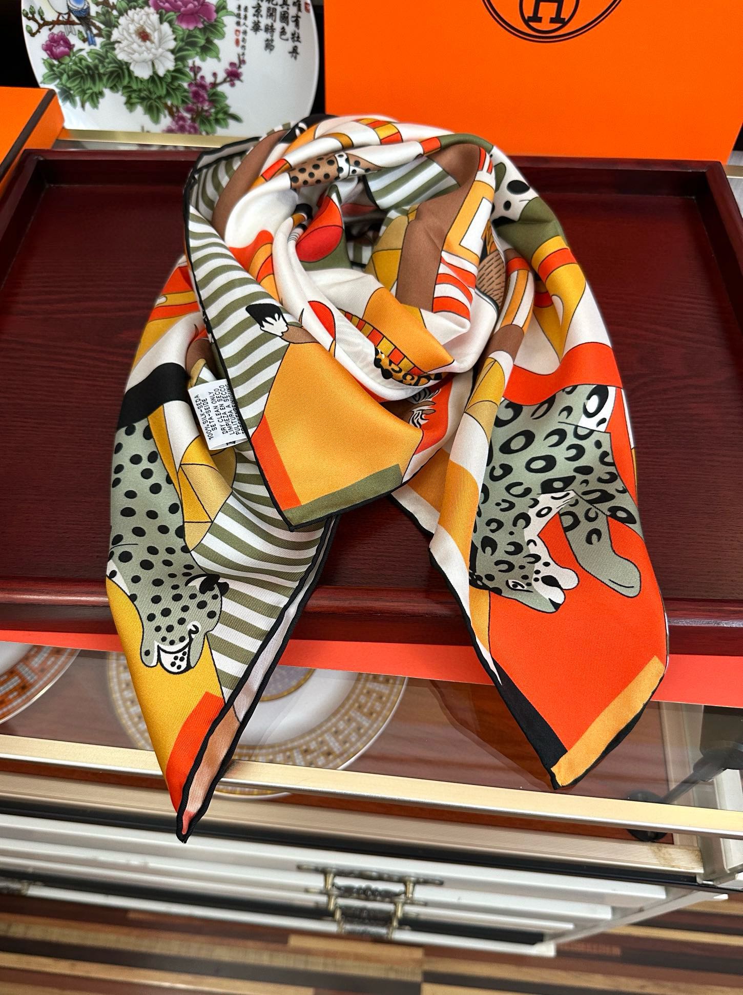 🆕 2010高品质Hermes 王者之虎👍的旋转木马90CM 丝巾玫瑰
在复古风格的马戏帐篷下嘴唇一场趣