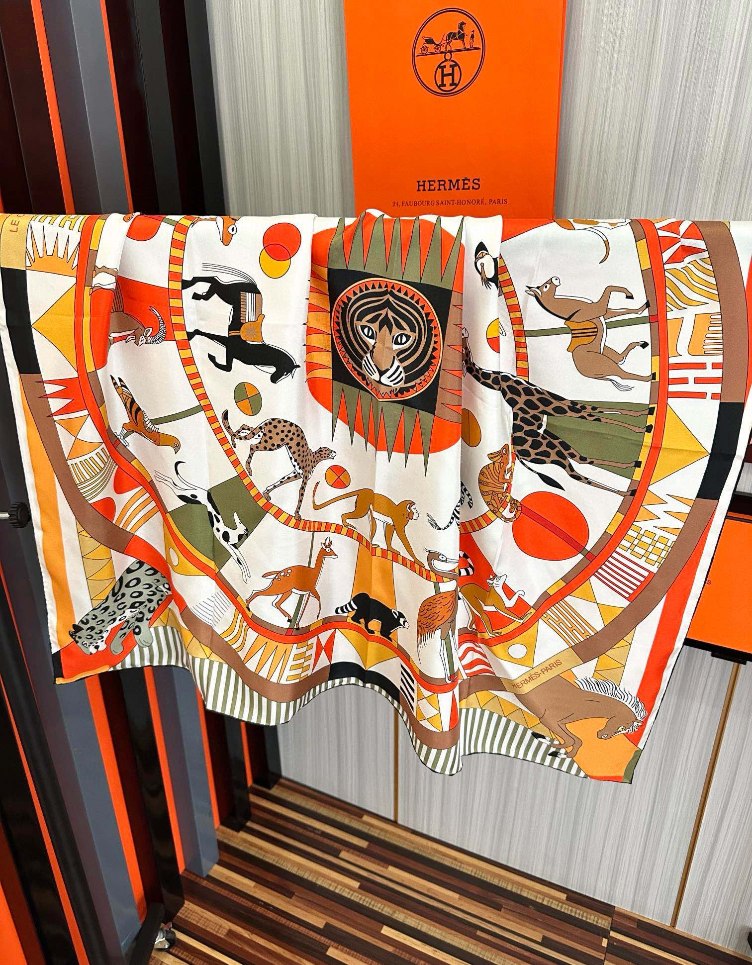 🆕 2010高品质Hermes 王者之虎👍的旋转木马90CM 丝巾玫瑰
在复古风格的马戏帐篷下嘴唇一场趣