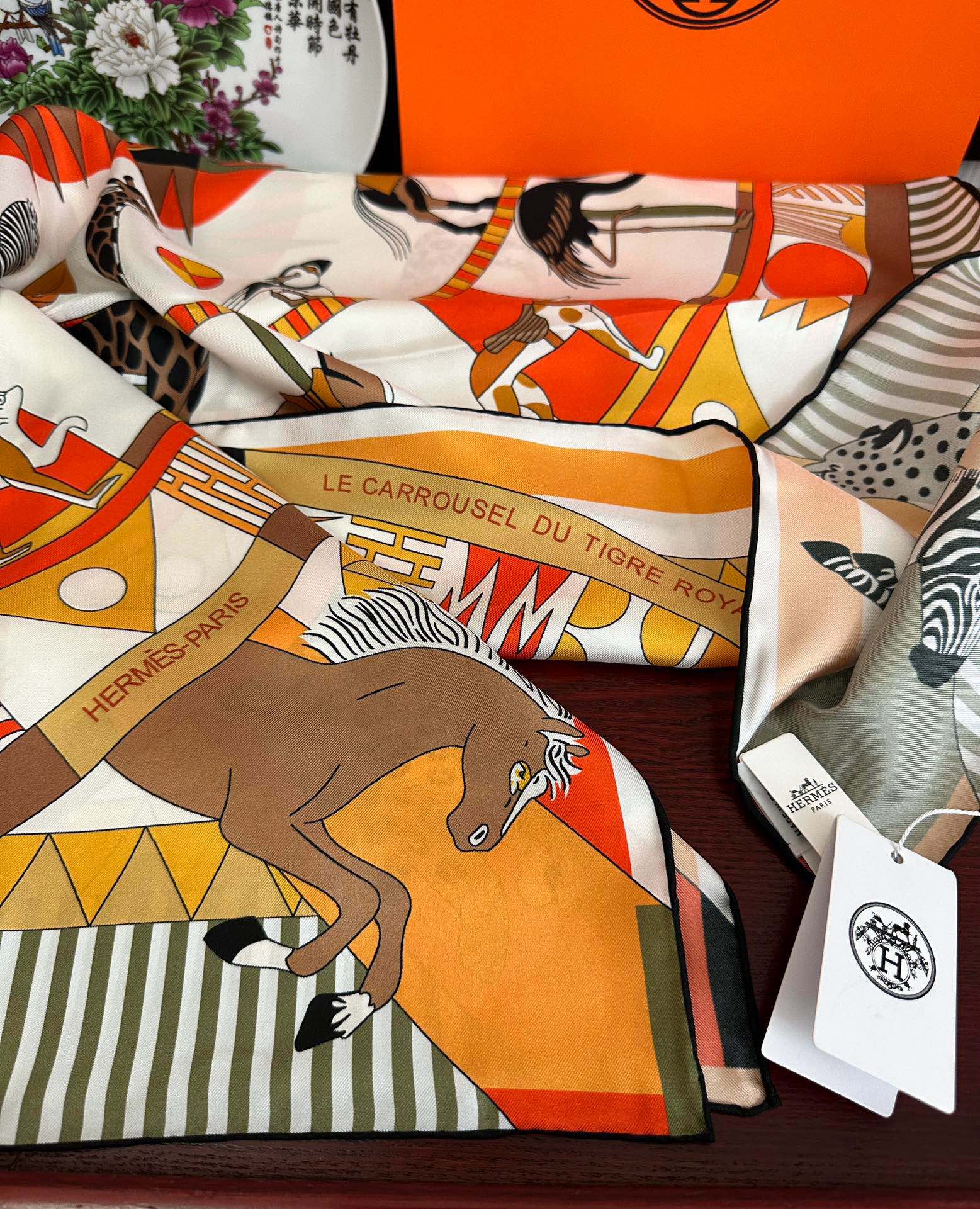 🆕 2010高品质Hermes 王者之虎👍的旋转木马90CM 丝巾玫瑰
在复古风格的马戏帐篷下嘴唇一场趣