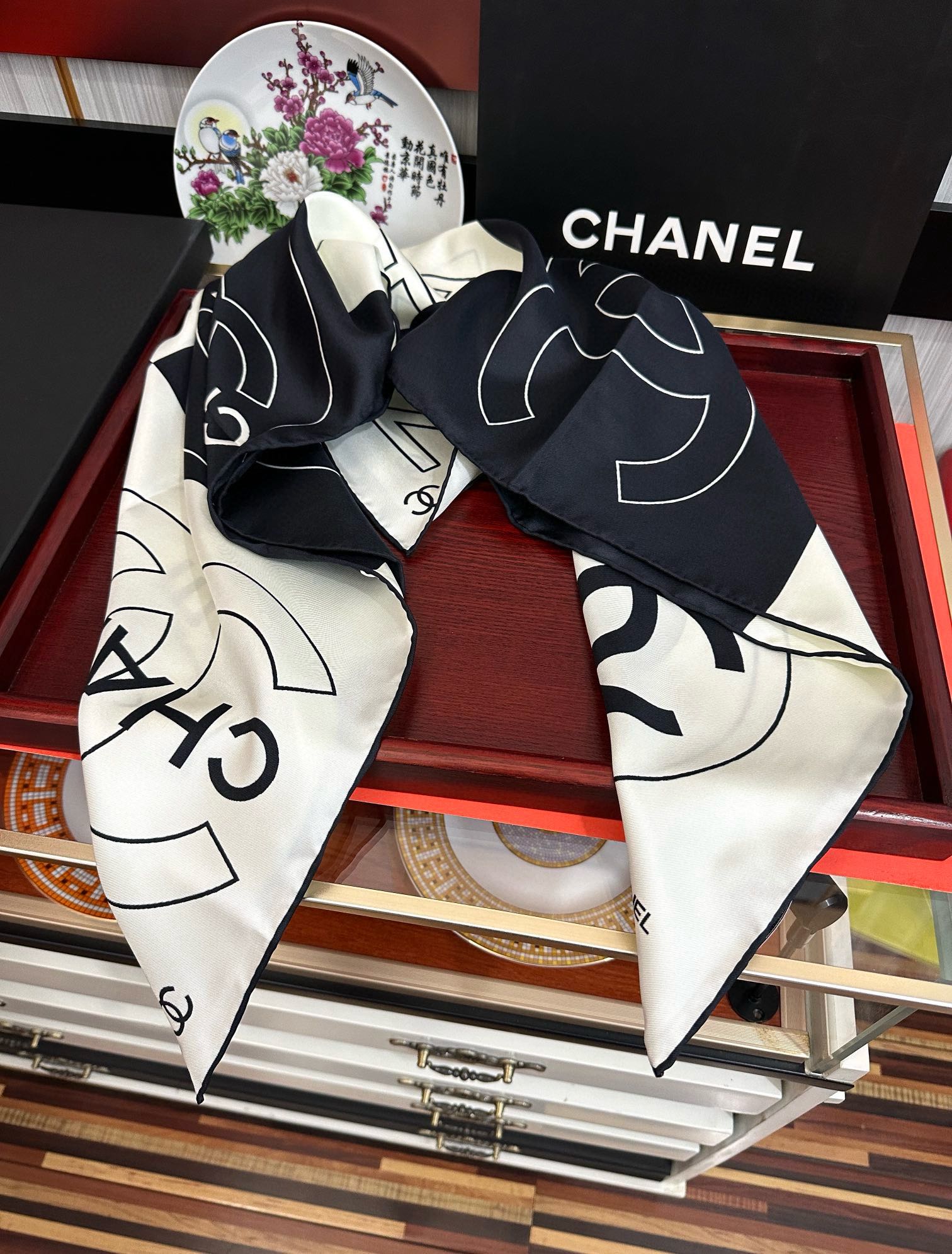 。上新 香奈儿 官网同步👍【18mm顶级真丝双面同色90方巾】春夏方巾设计真的好有突破
黑白格大气经典得