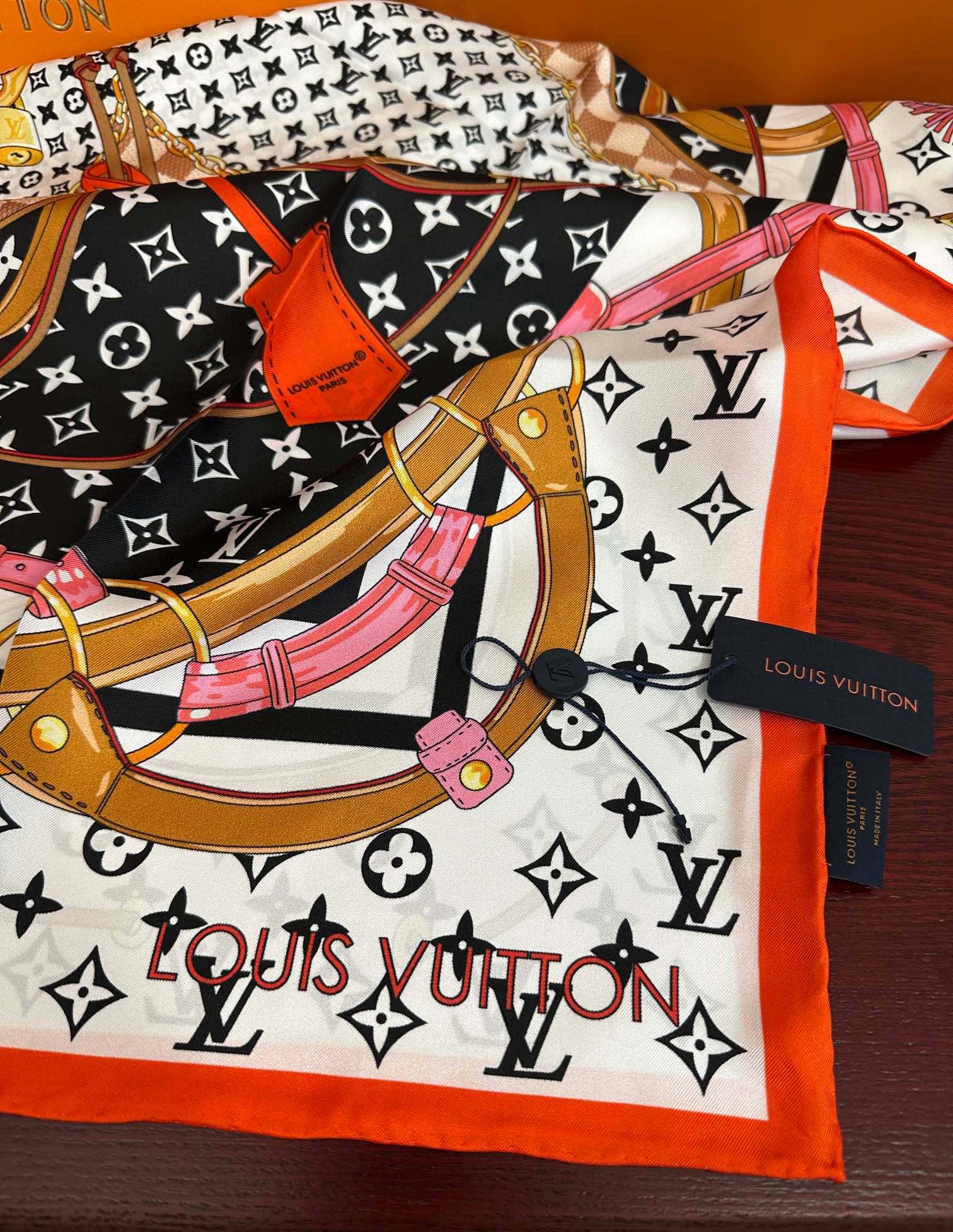 🆕 高版本LV 官网同步👍太美了庆祝Flower And StraPs 真丝方巾以瞩目笔触彰显雅致风范得