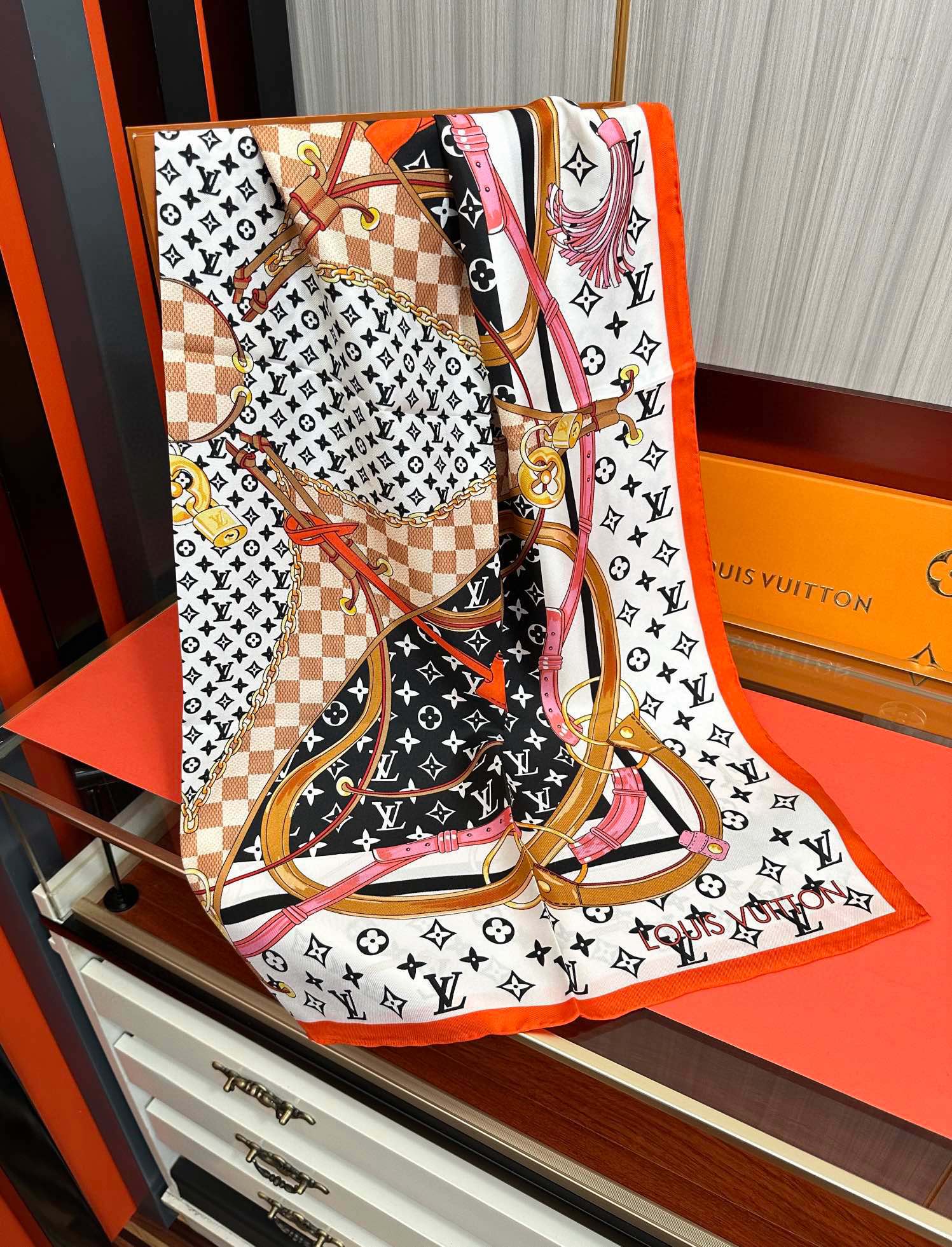 🆕 高版本LV 官网同步👍太美了庆祝Flower And StraPs 真丝方巾以瞩目笔触彰显雅致风范得