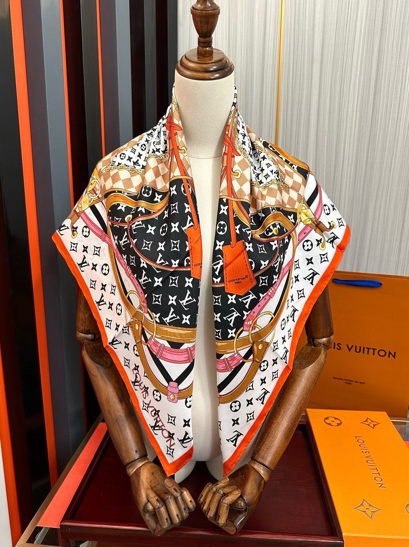 🆕 高版本LV 官网同步👍太美了庆祝Flower And StraPs 真丝方巾以瞩目笔触彰显雅致风范得