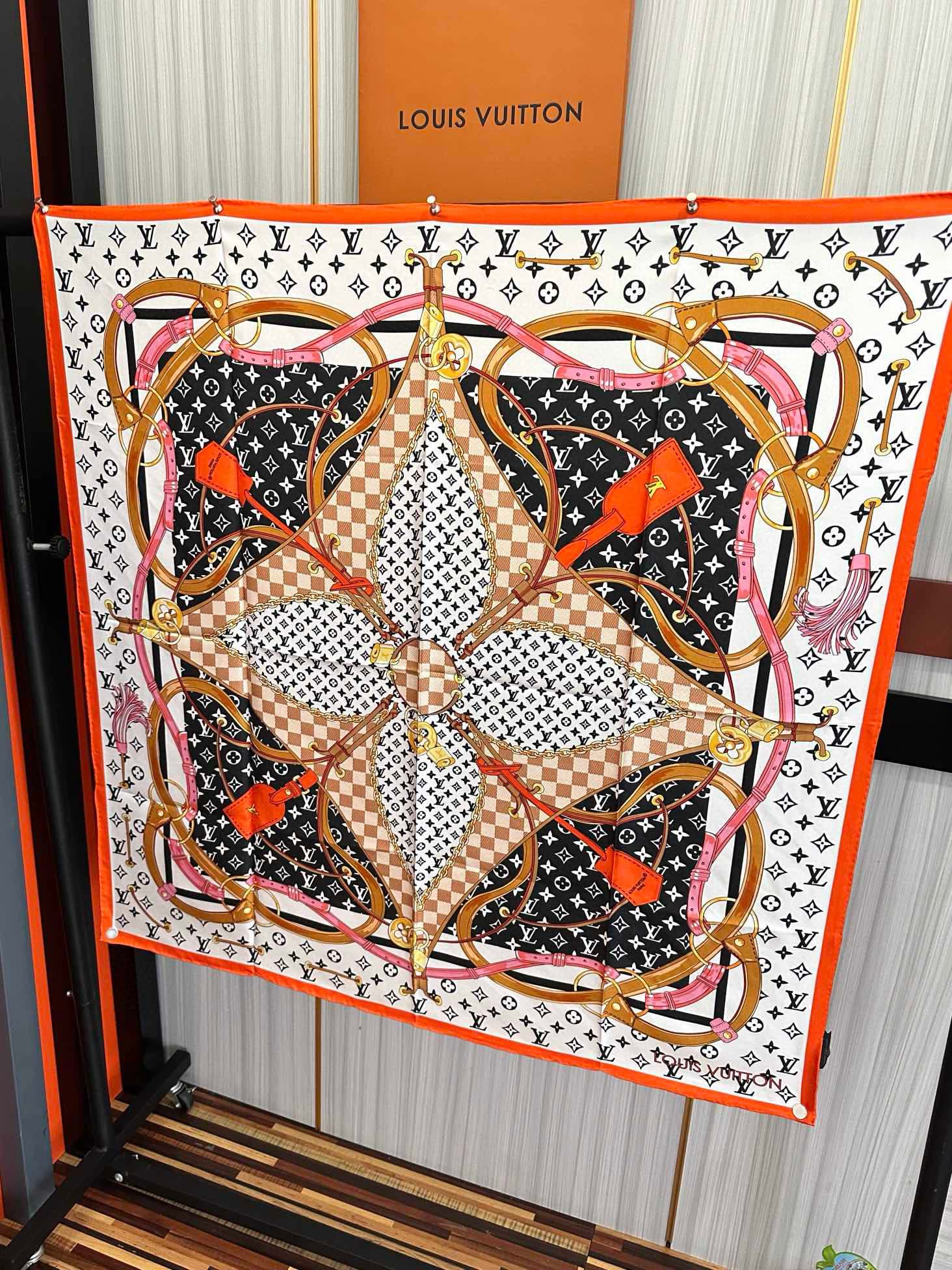 🆕 高版本LV 官网同步👍太美了庆祝Flower And StraPs 真丝方巾以瞩目笔触彰显雅致风范得