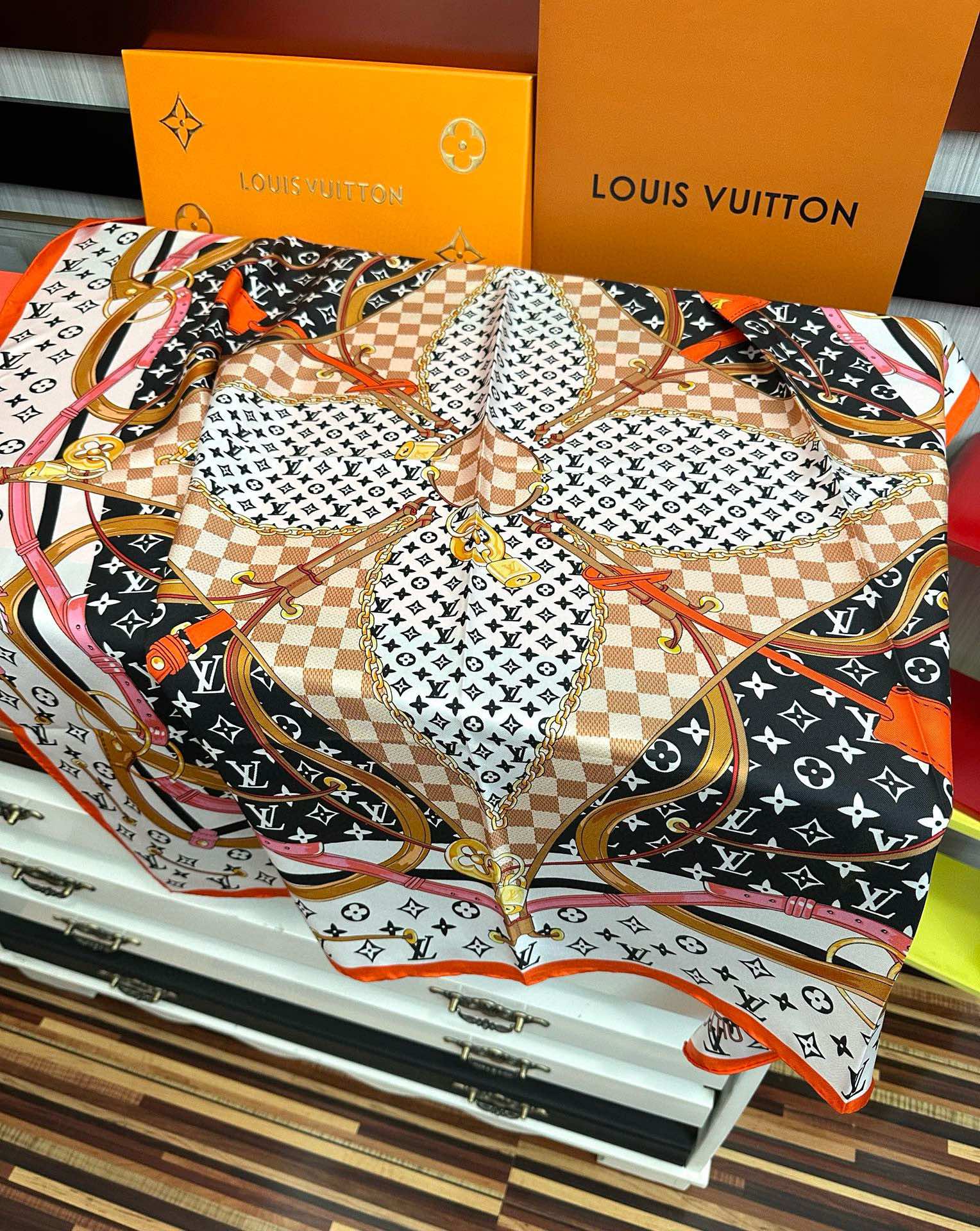 🆕 高版本LV 官网同步👍太美了庆祝Flower And StraPs 真丝方巾以瞩目笔触彰显雅致风范得