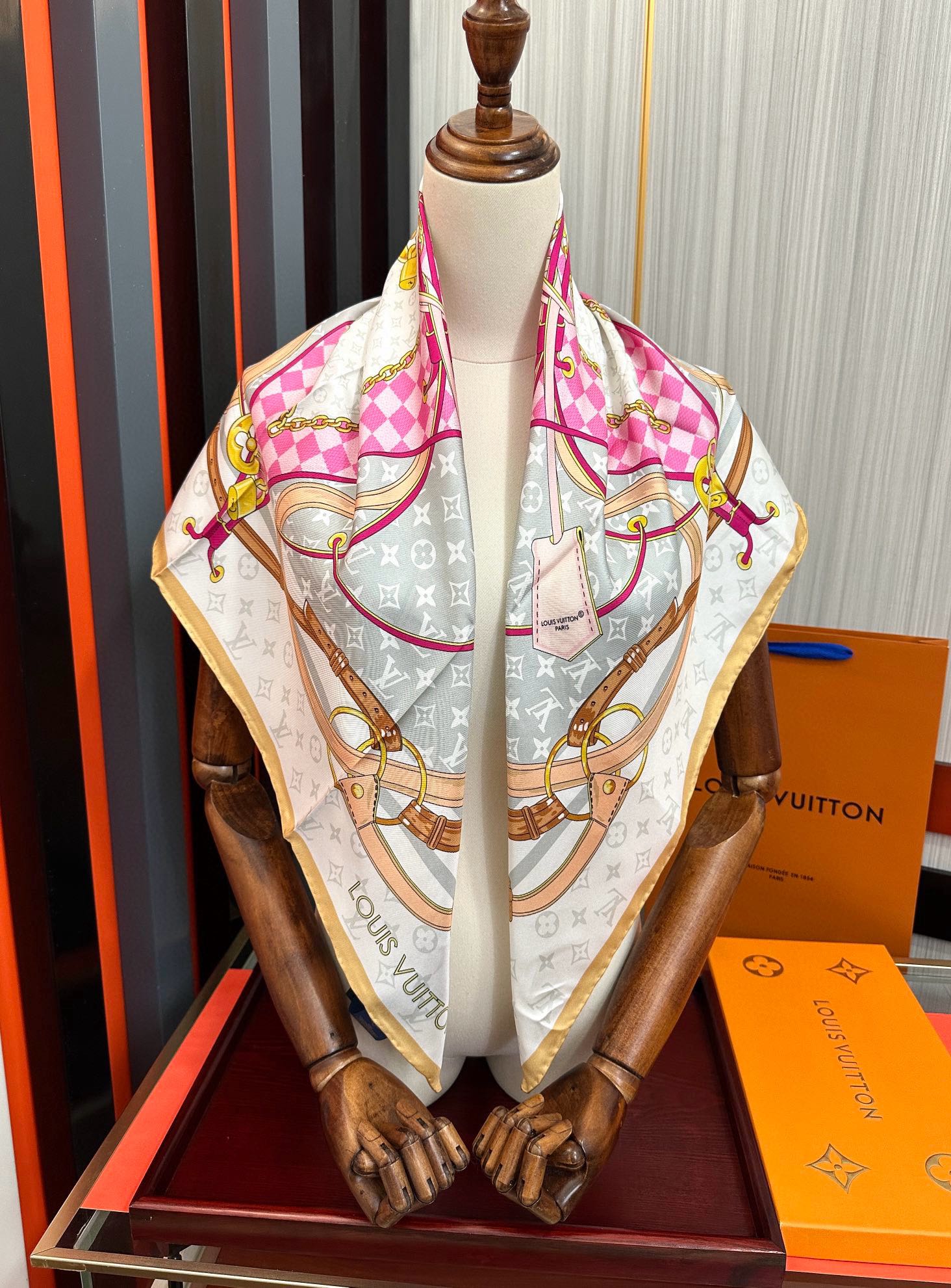 🆕 高版本LV 官网同步👍太美了庆祝Flower And StraPs 真丝方巾以瞩目笔触彰显雅致风范得