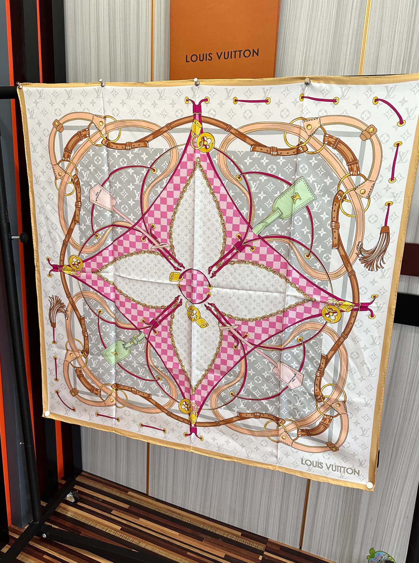 🆕 高版本LV 官网同步👍太美了庆祝Flower And StraPs 真丝方巾以瞩目笔触彰显雅致风范得