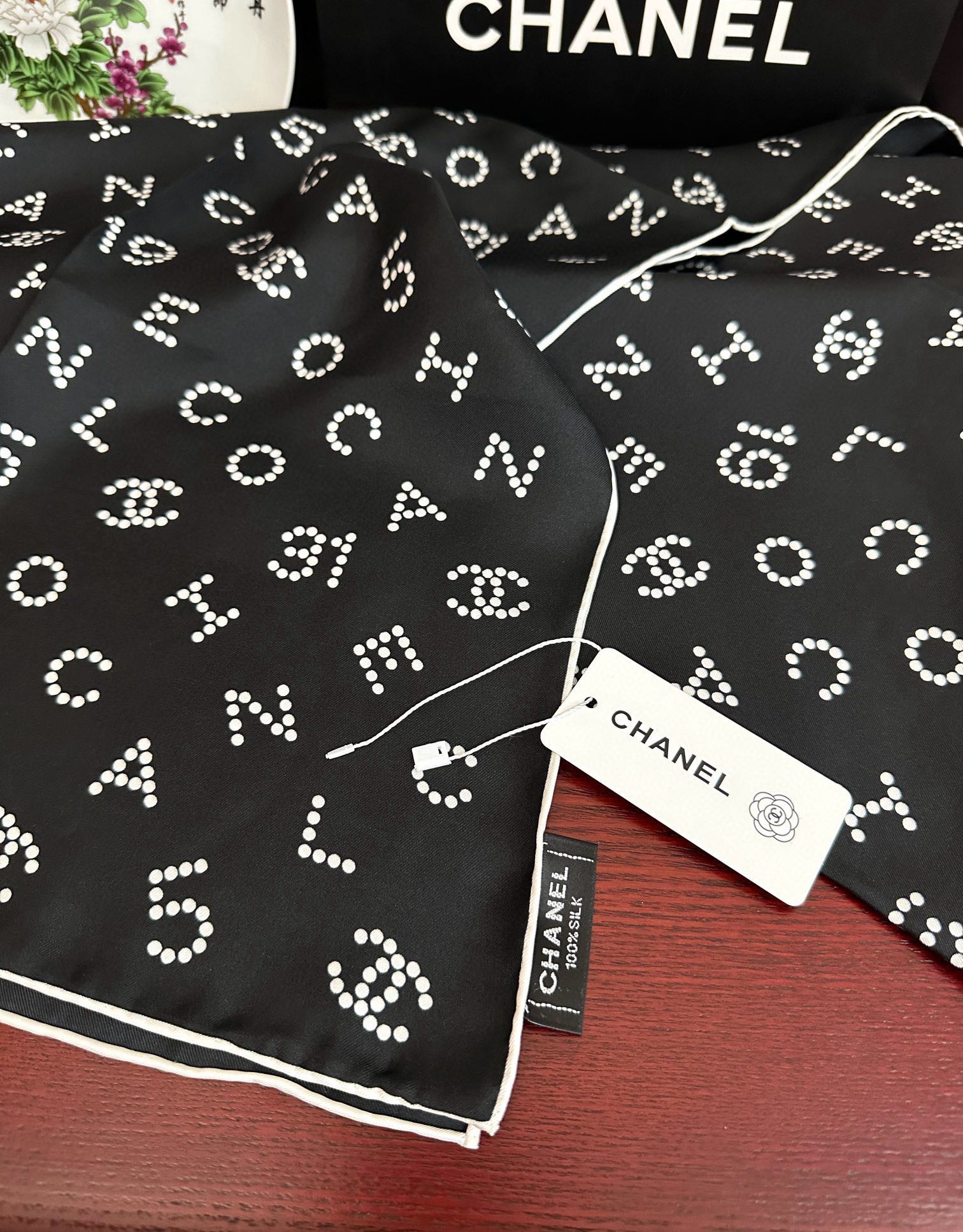 。 2010香奈儿 官网同步【双面同色 18姆米】 高版本👍香奶奶永远都是比较经典發一条印有字母Logo