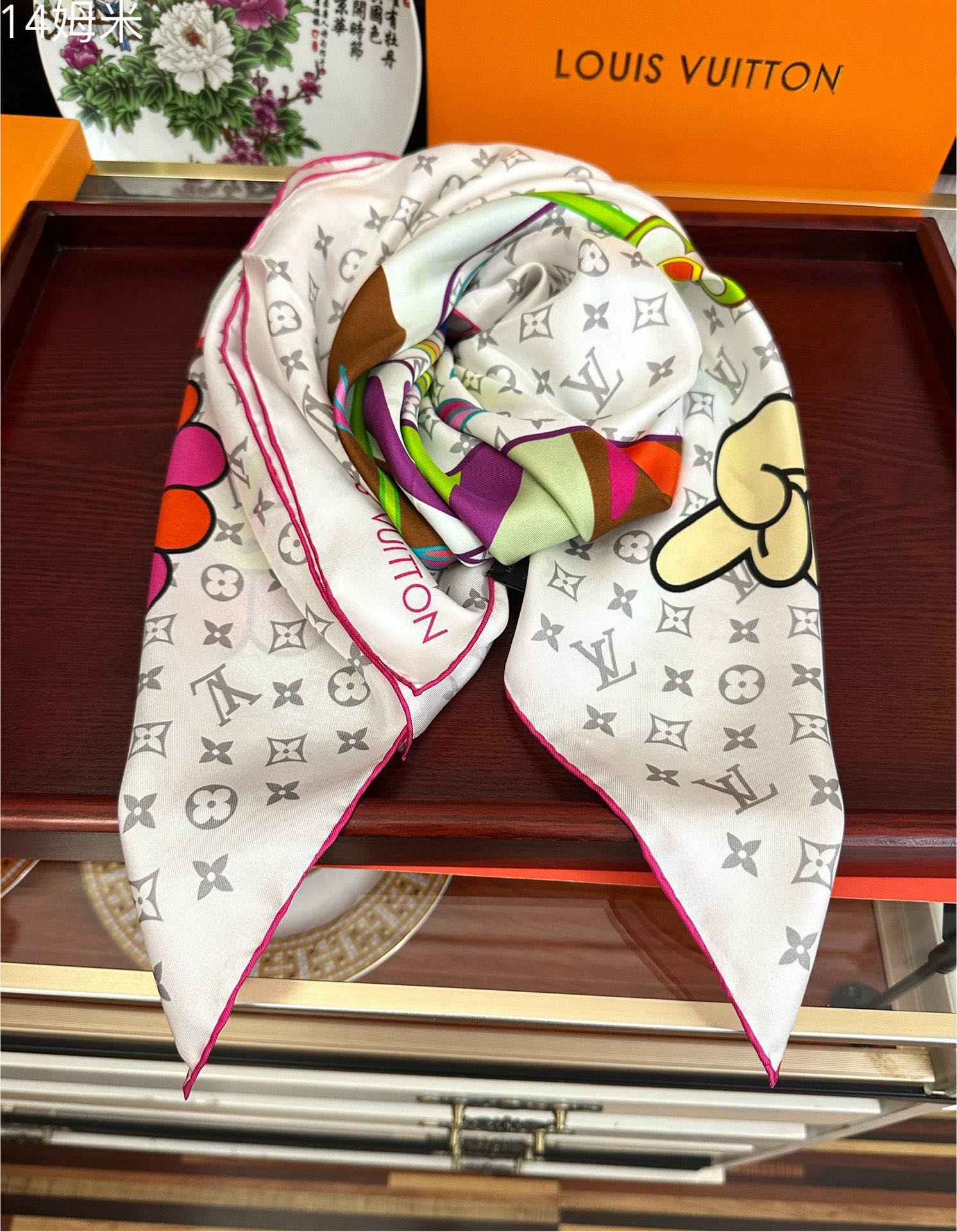 🆕 2010上新 LV 官网同步👍太美了庆祝Flower And StraPs 真丝方巾以瞩目笔触彰显雅