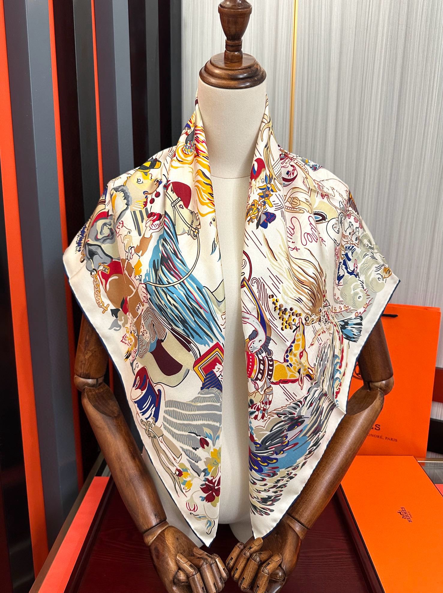 🆕高版本 爱马仕 官网同步【埃米尔奇幻之夜 】设计师：Virginie 夜幕降临在圣奥诺雷街（rue d