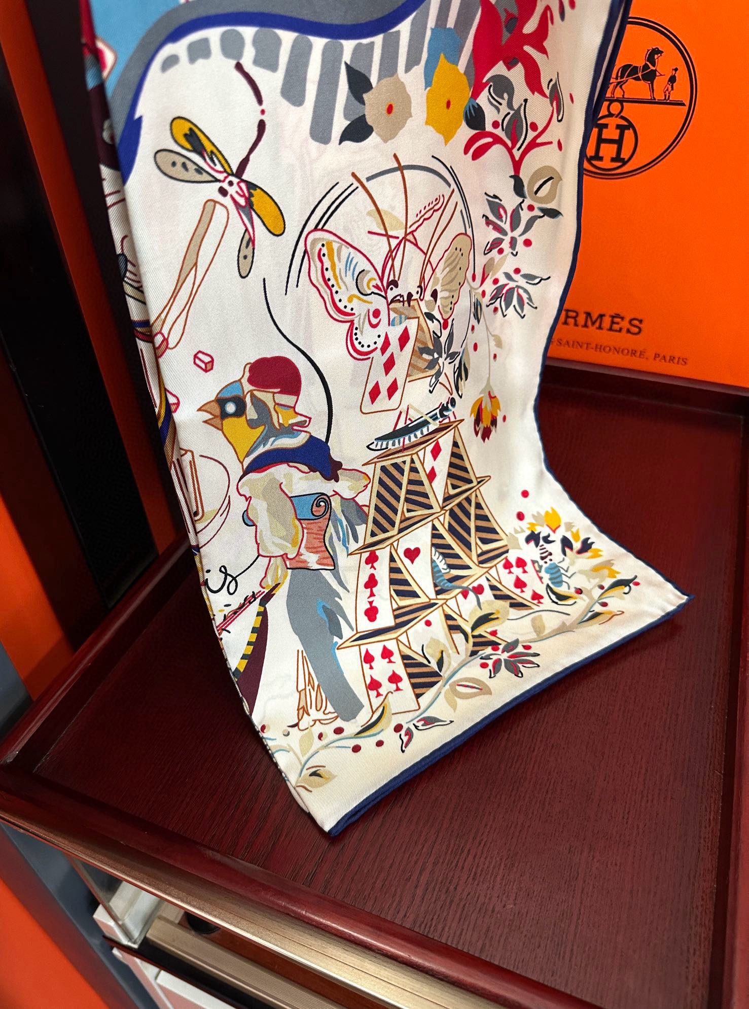 🆕高版本 爱马仕 官网同步【埃米尔奇幻之夜 】设计师：Virginie 夜幕降临在圣奥诺雷街（rue d