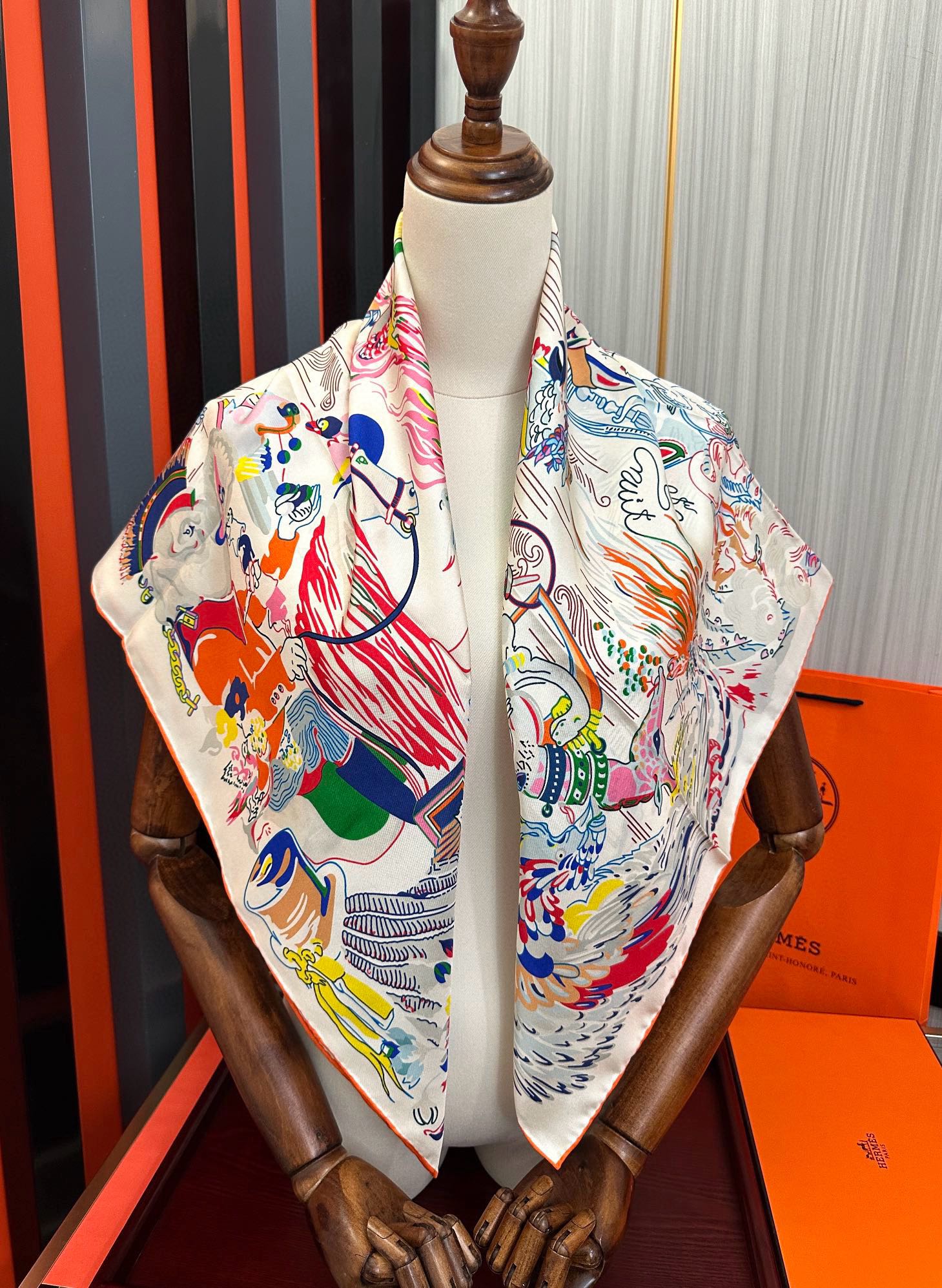 🆕高版本 爱马仕 官网同步【埃米尔奇幻之夜 】设计师：Virginie 夜幕降临在圣奥诺雷街（rue d