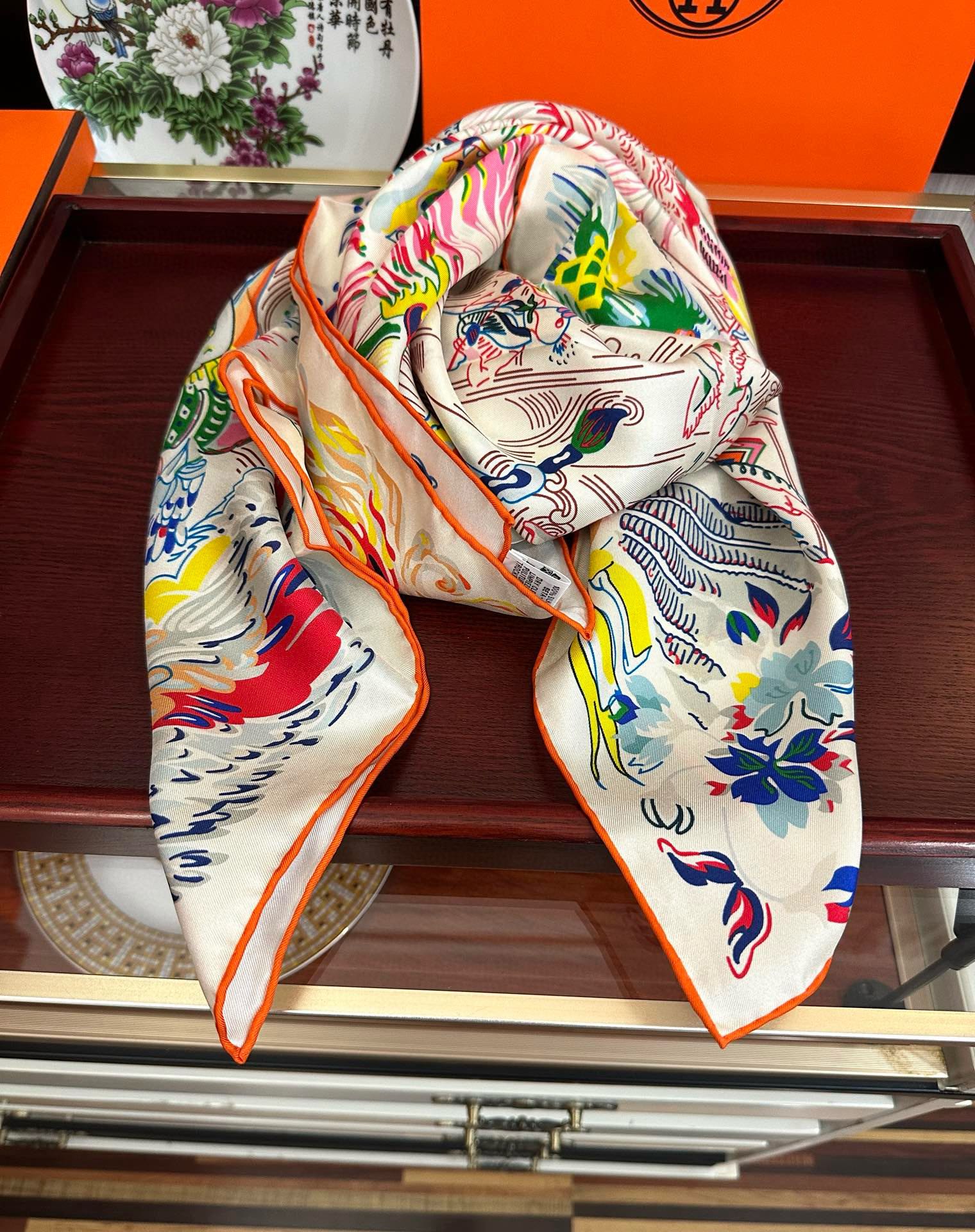 🆕高版本 爱马仕 官网同步【埃米尔奇幻之夜 】设计师：Virginie 夜幕降临在圣奥诺雷街（rue d