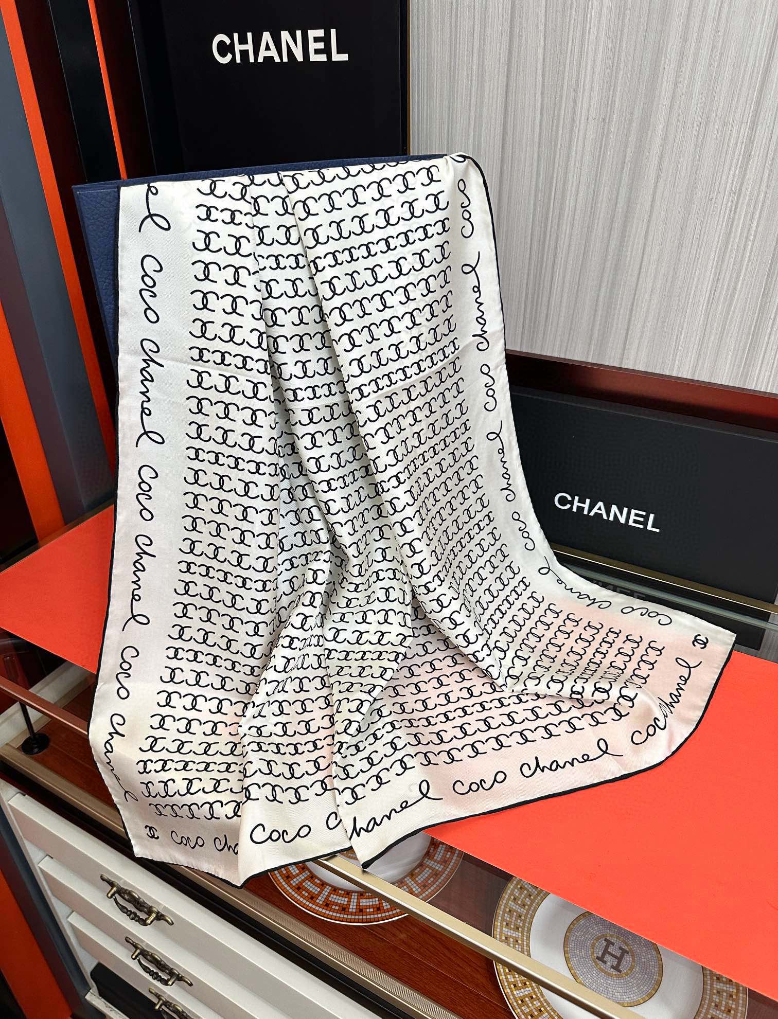 。2010高品质 香奈儿 【双C标志】太美了👍香奶奶永远都是比较经典發一条印有双C交织图案巧妙搭配得意简