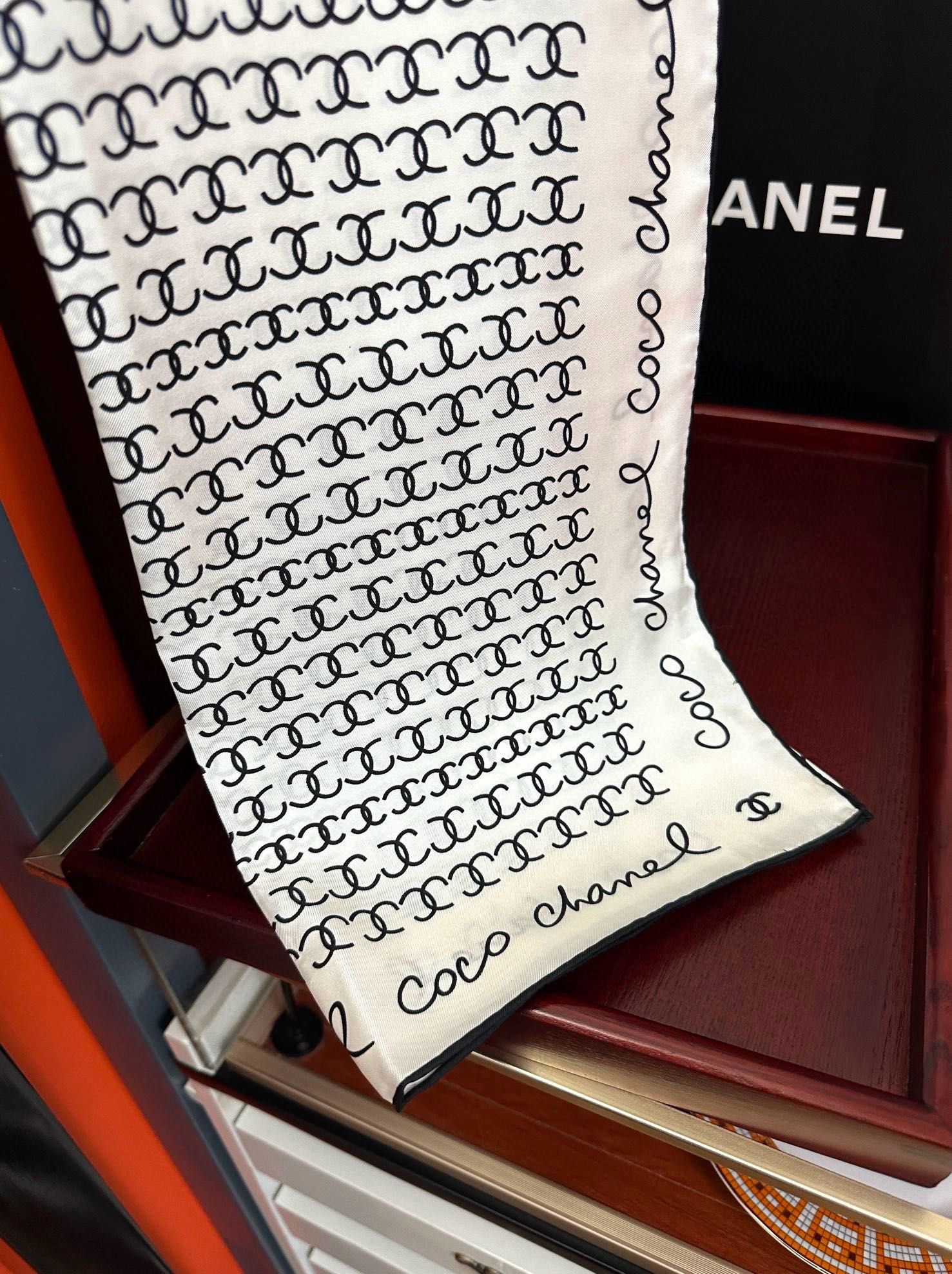 。2010高品质 香奈儿 【双C标志】太美了👍香奶奶永远都是比较经典發一条印有双C交织图案巧妙搭配得意简