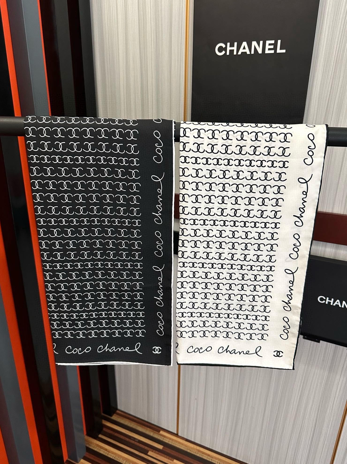 。2010高品质 香奈儿 【双C标志】太美了👍香奶奶永远都是比较经典發一条印有双C交织图案巧妙搭配得意简