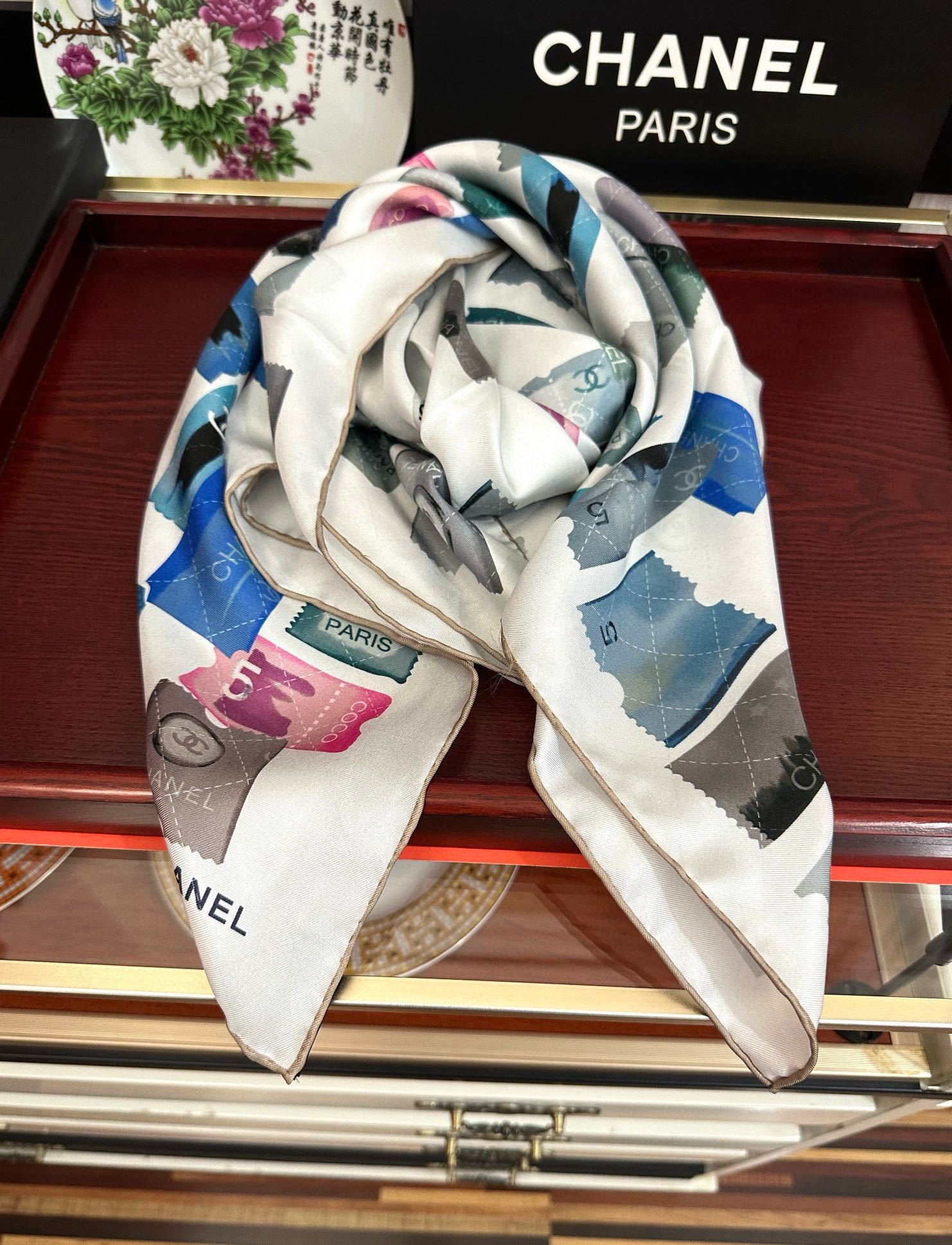 高版本。香奈儿24k邮票方巾 官网同步 这一款方巾以邮票元素为主得意除此之外还有成衣、小丝巾的设计颜色明