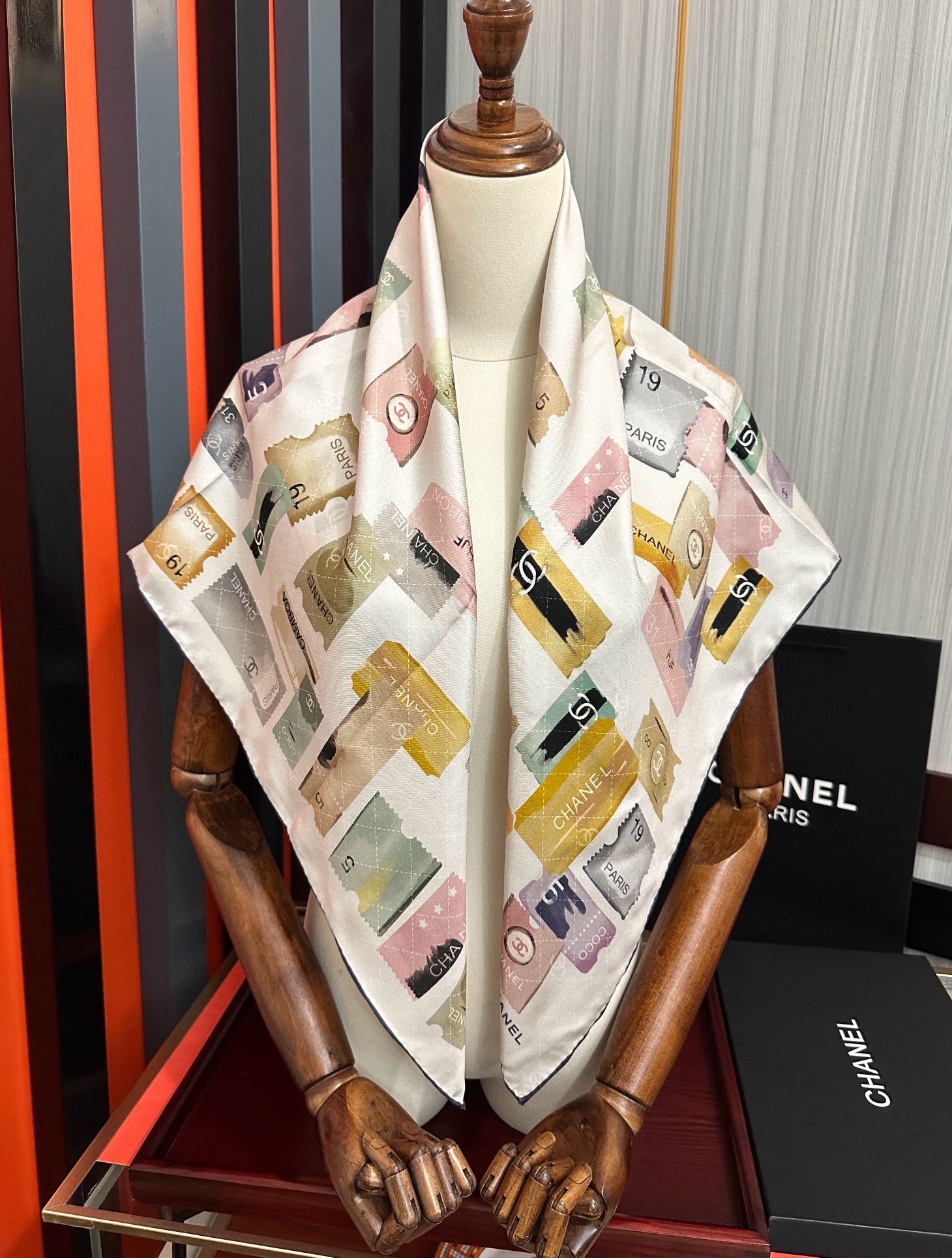 高版本。香奈儿24k邮票方巾 官网同步 这一款方巾以邮票元素为主得意除此之外还有成衣、小丝巾的设计颜色明