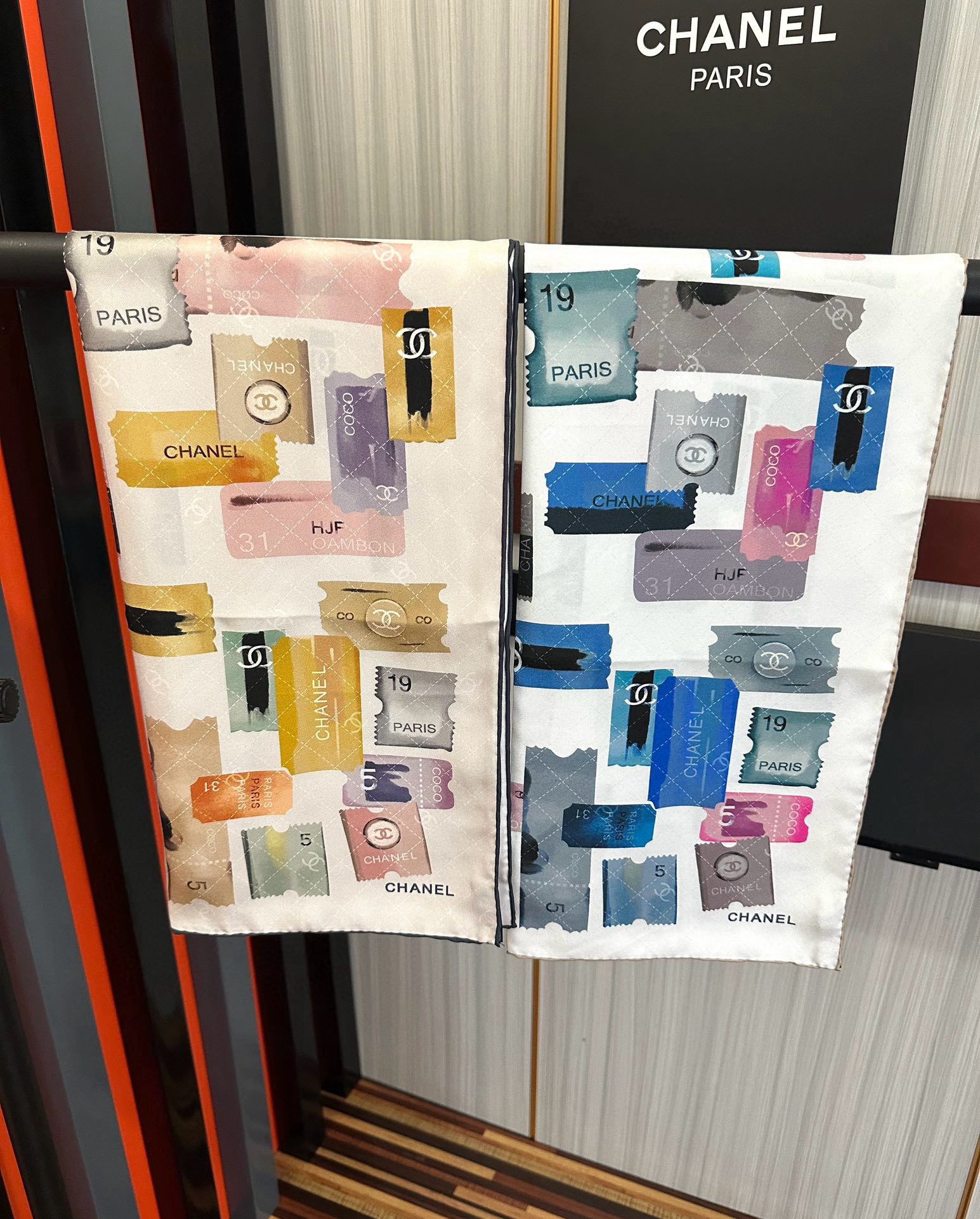 高版本。香奈儿24k邮票方巾 官网同步 这一款方巾以邮票元素为主得意除此之外还有成衣、小丝巾的设计颜色明