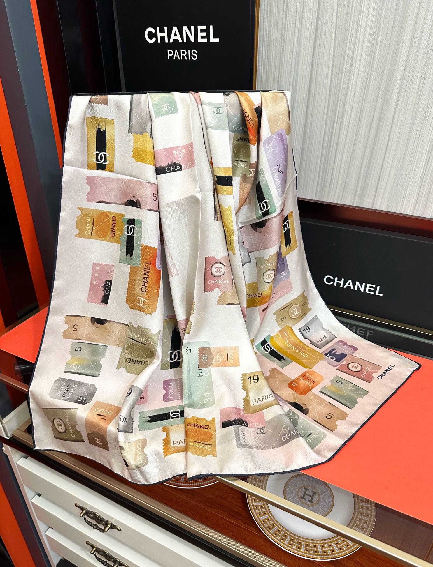 高版本。香奈儿24k邮票方巾 官网同步 这一款方巾以邮票元素为主得意除此之外还有成衣、小丝巾的设计颜色明