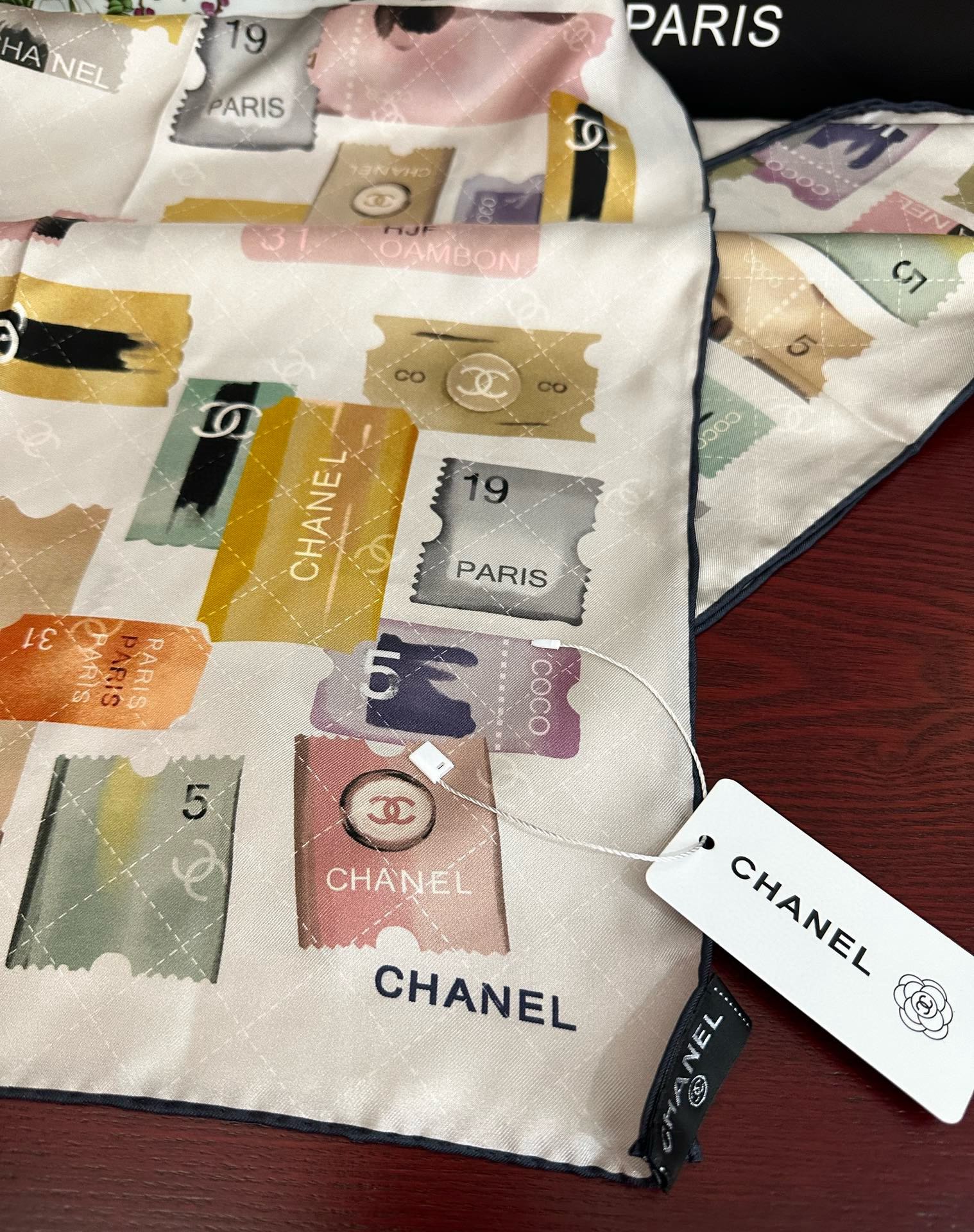 高版本。香奈儿24k邮票方巾 官网同步 这一款方巾以邮票元素为主得意除此之外还有成衣、小丝巾的设计颜色明