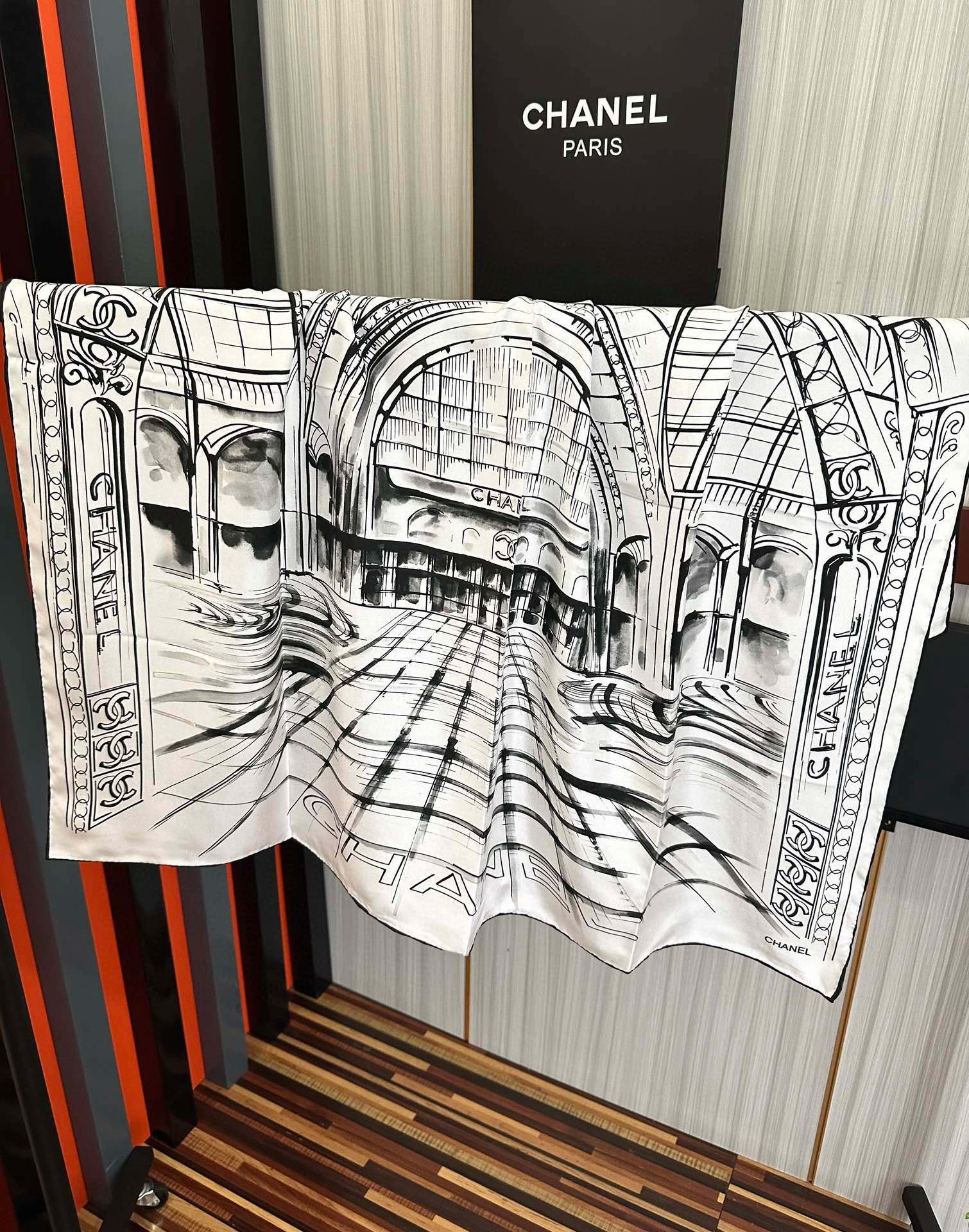  。2010新款 香奈 今年的爆款 这款必入丝巾 官网同步 的图案是巴黎大皇宫中被命名为“Gabriel