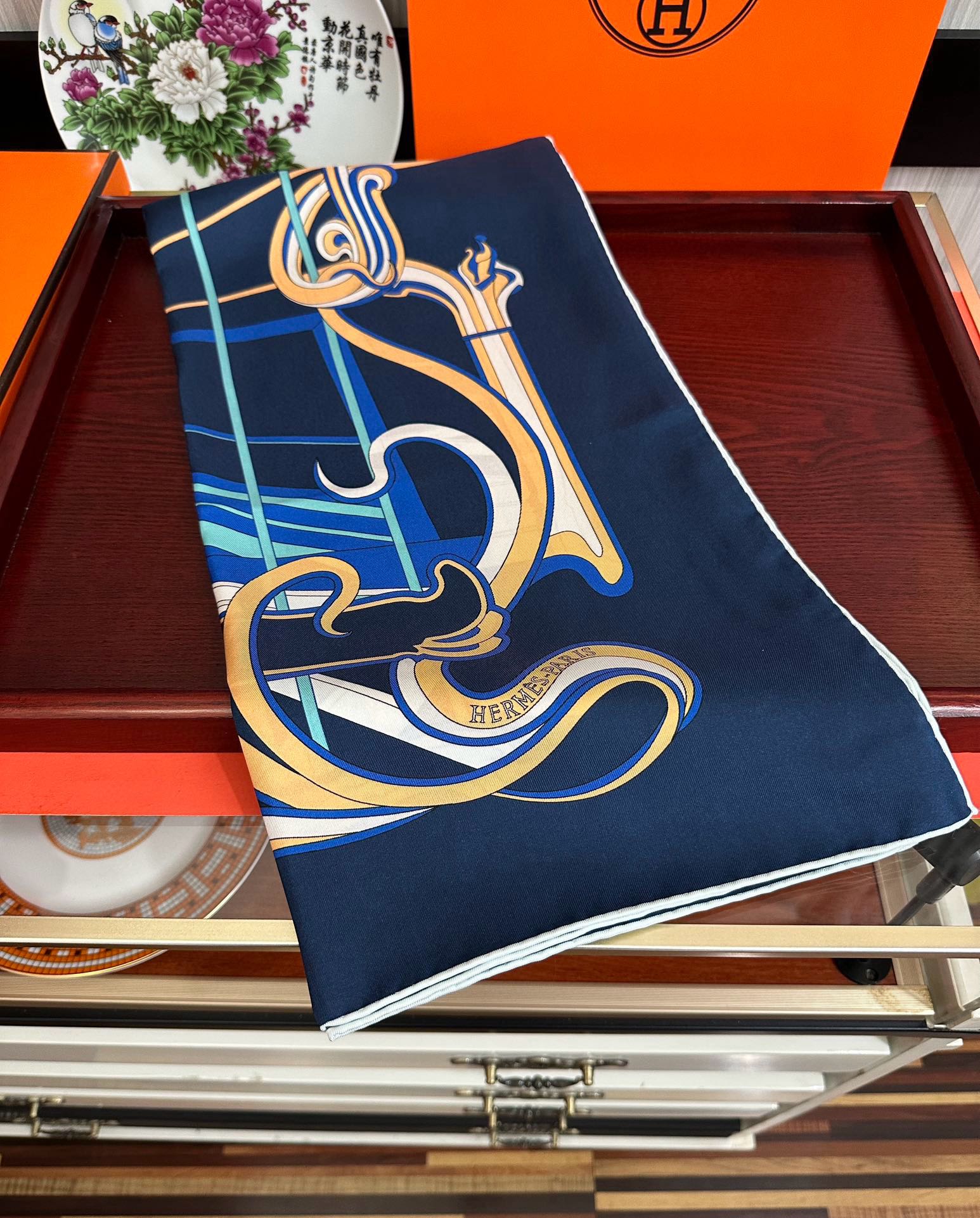 🆕新款爱马仕 【马鞭起舞线条版】90方巾 创作渊源在比利时的圣吉尔区嘴唇建筑师维克多•霍塔 
Horta