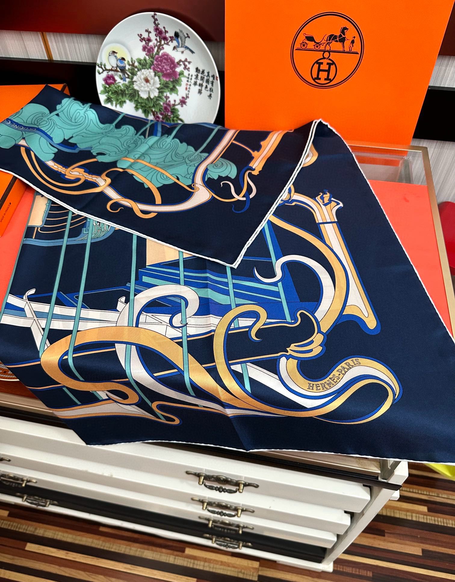 🆕新款爱马仕 【马鞭起舞线条版】90方巾 创作渊源在比利时的圣吉尔区嘴唇建筑师维克多•霍塔 
Horta