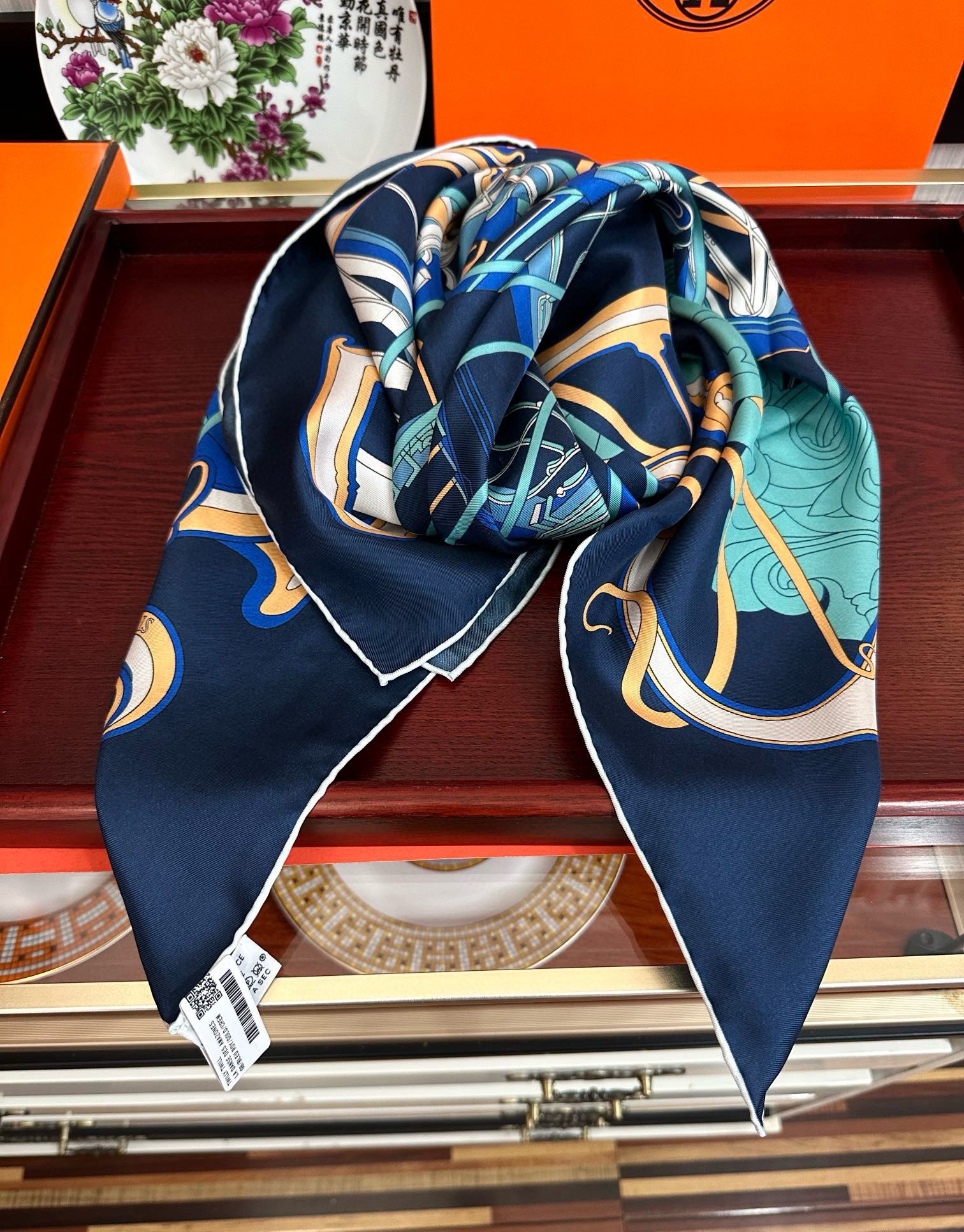 🆕新款爱马仕 【马鞭起舞线条版】90方巾 创作渊源在比利时的圣吉尔区嘴唇建筑师维克多•霍塔 
Horta