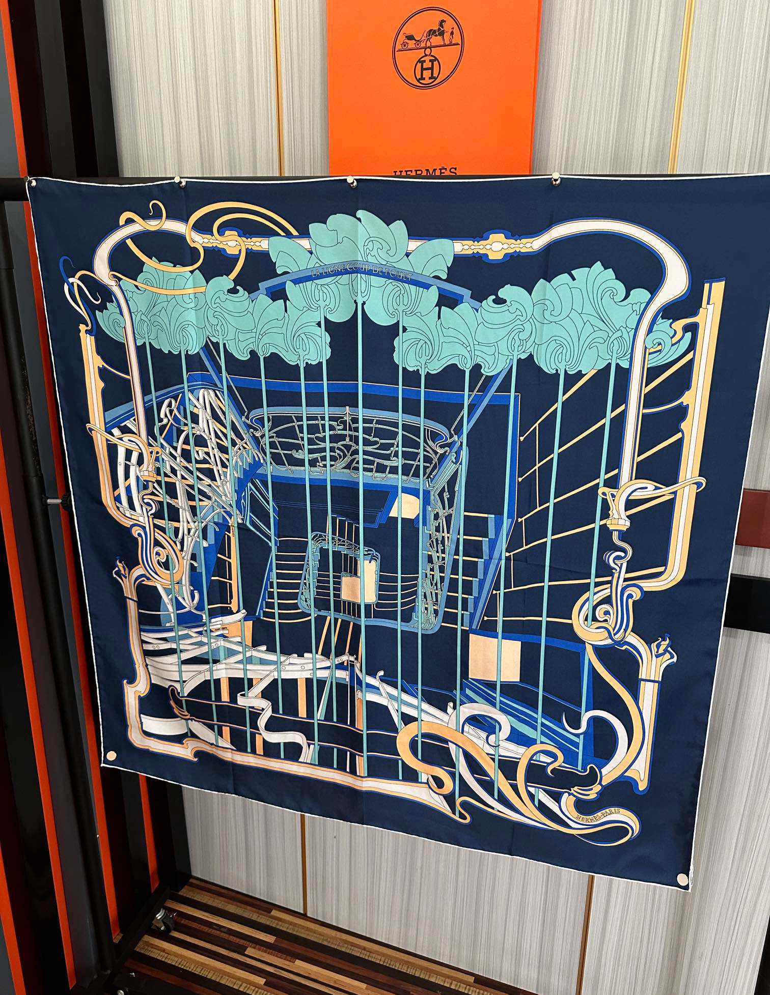 🆕新款爱马仕 【马鞭起舞线条版】90方巾 创作渊源在比利时的圣吉尔区嘴唇建筑师维克多•霍塔 
Horta